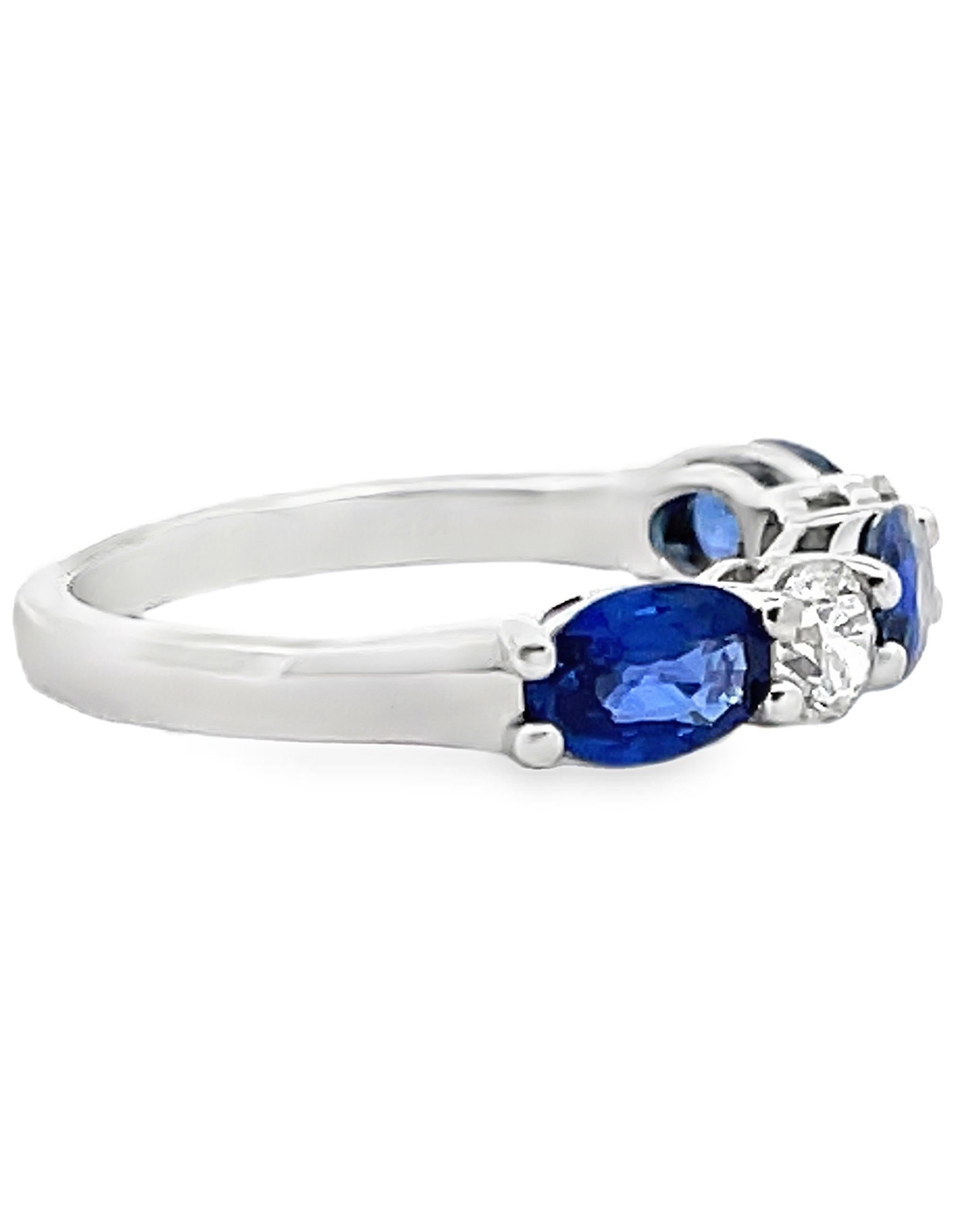 Bague à trois saphirs ovales et deux diamants en or blanc 18 carats Bague à haute polarité en vente 1