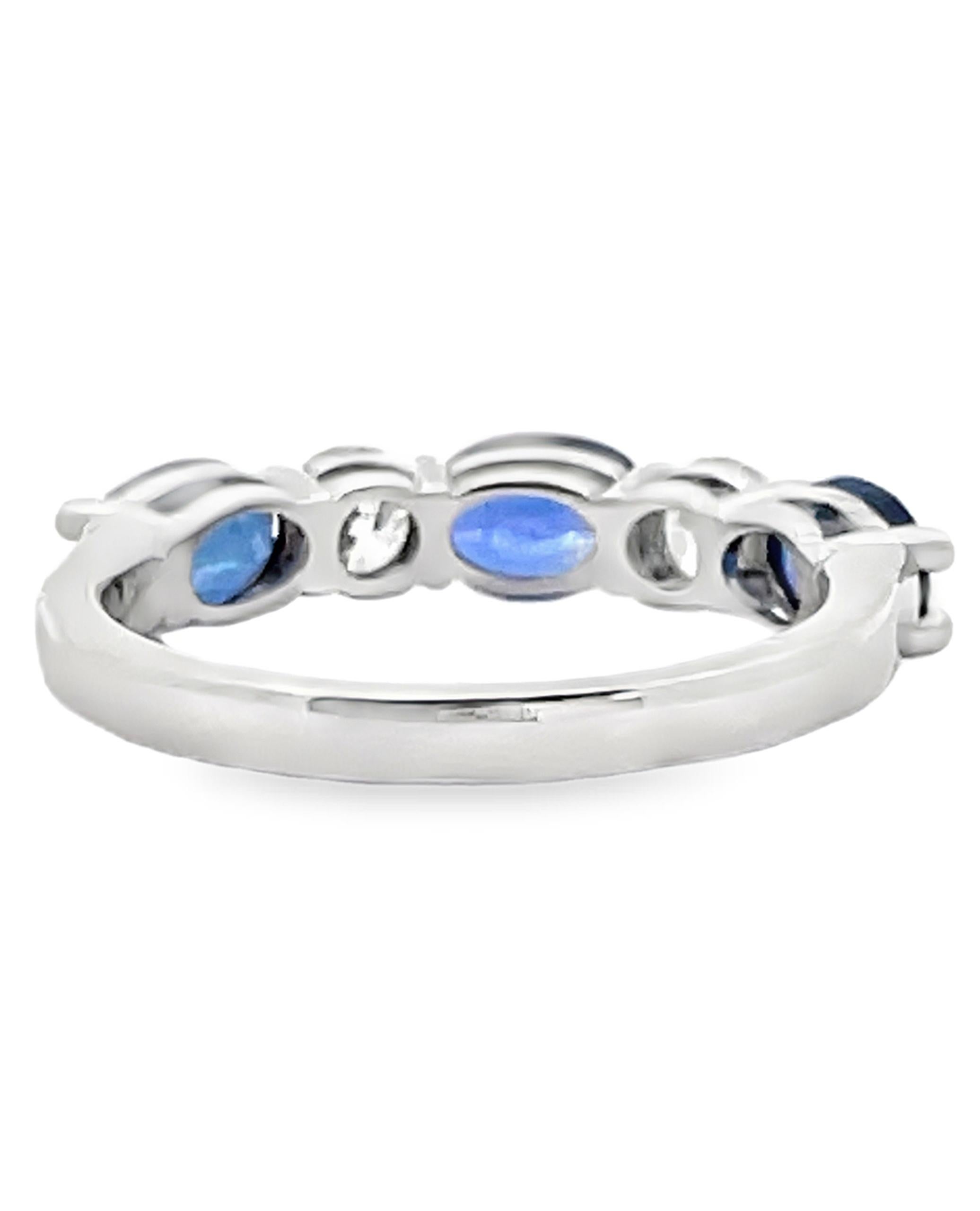 Bague à trois saphirs ovales et deux diamants en or blanc 18 carats Bague à haute polarité Pour femmes en vente