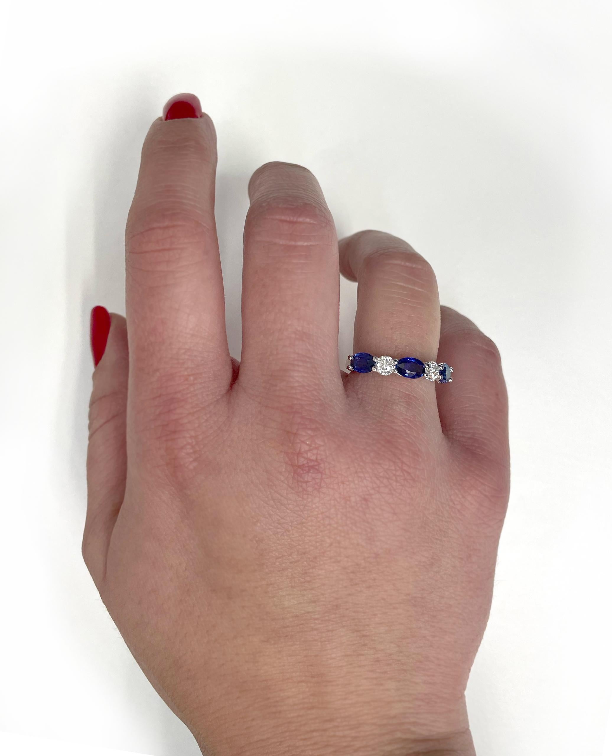Contemporain Bague à trois saphirs ovales et deux diamants en or blanc 18 carats Bague à haute polarité en vente