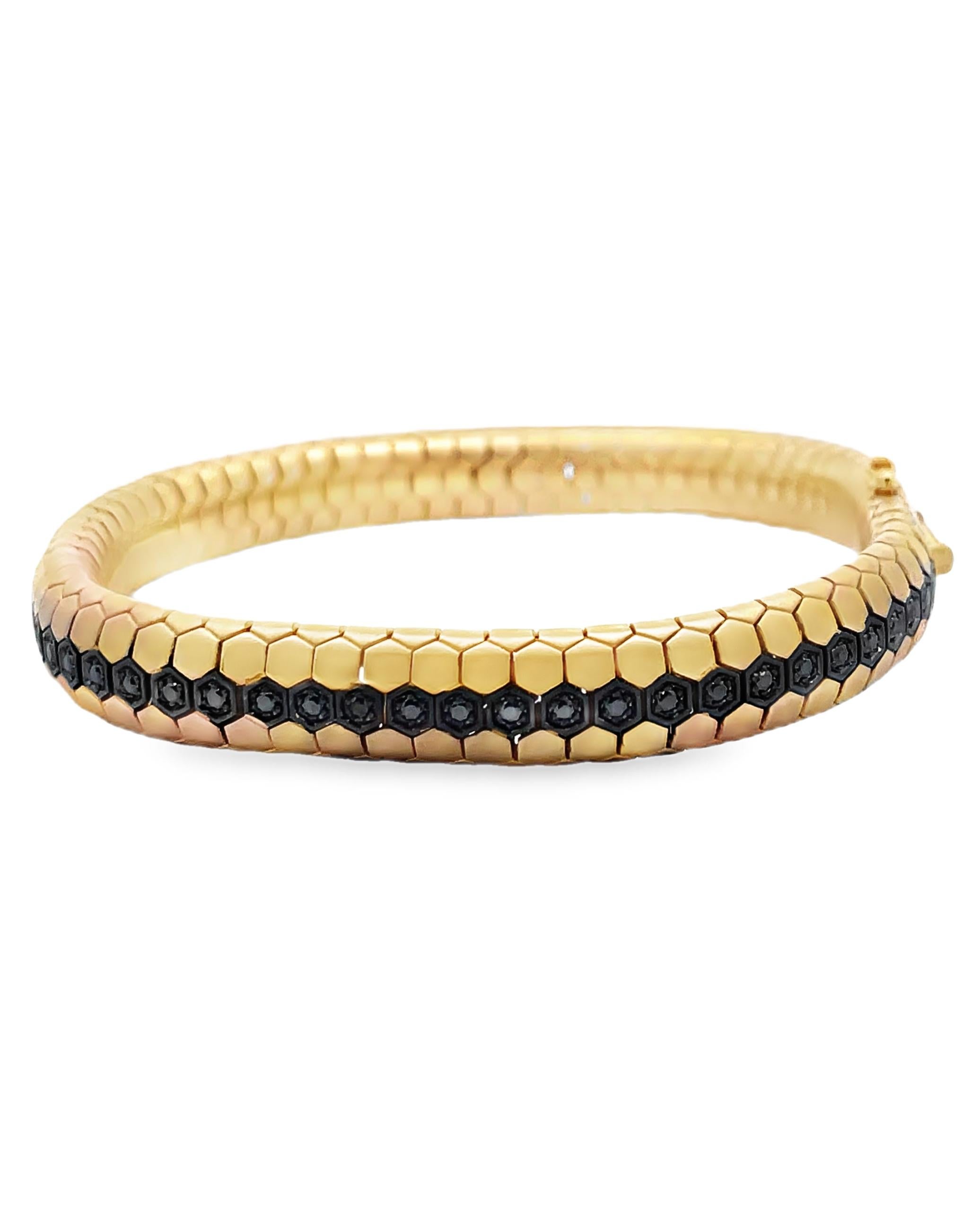Simon G. LB2287 bracelet pour homme en or jaune 14K avec finition en rhodium noir. Le bracelet comporte 64 diamants noirs ronds d'un poids total de 0,87 carat. 

- 8 pouces de long
