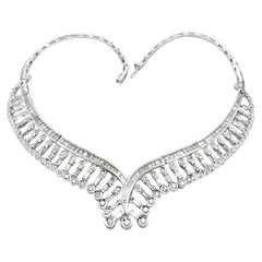 Collana con diamante da 15,50 carati a forma di V strutturata in oro bianco 18 carati