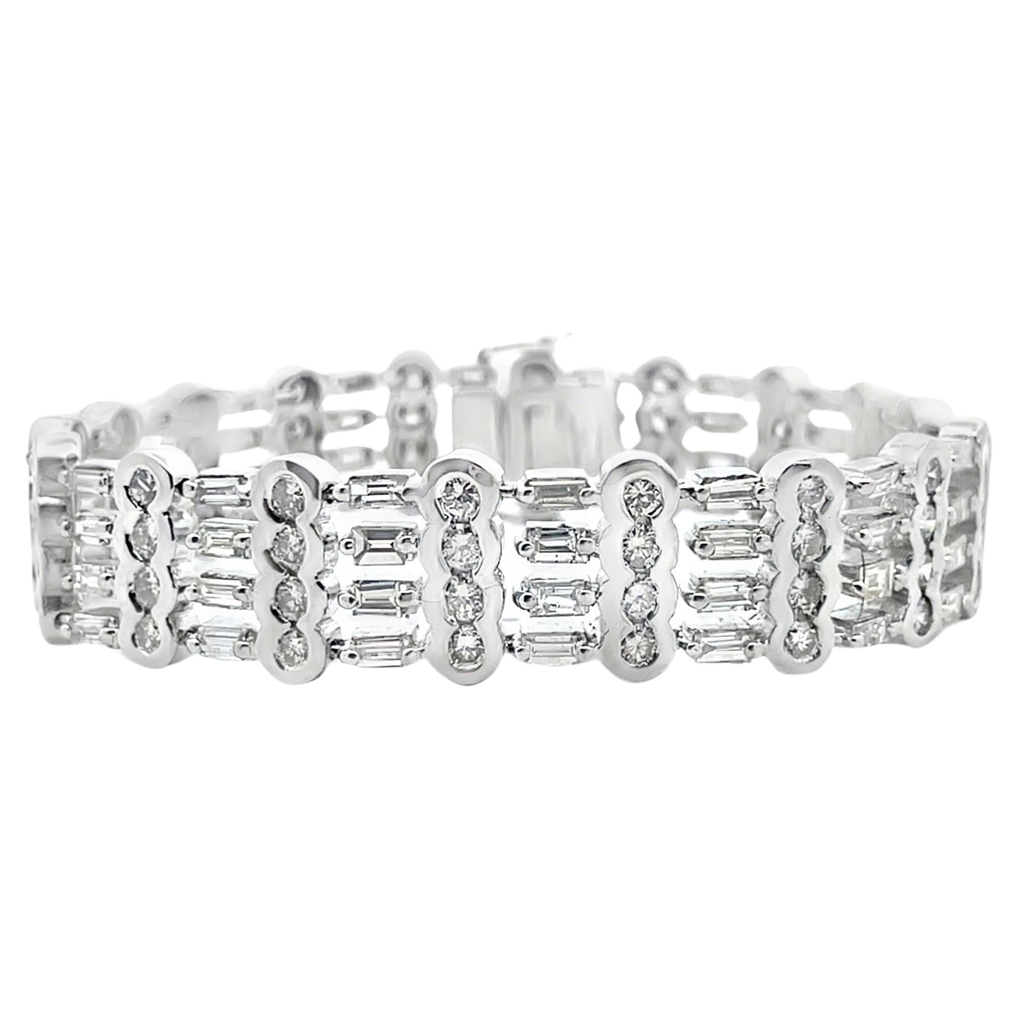 Breites geometrisches 9,88 Karat rundes 
Baguette-Diamantenarmband aus 18K Weißgold