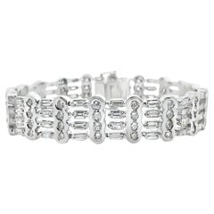 Breites geometrisches 9,88 Karat rundes 
Baguette-Diamantenarmband aus 18K Weißgold