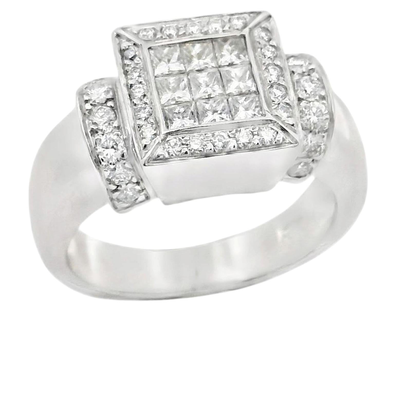 Bague carrée en or blanc 18 carats, sertie de diamants taille princesse et ronde d'un poids total de 1,48 carats