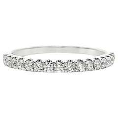 Alliance Simon G. en or blanc 18 carats, sertie d'un diamant de 0,30 carat sur la moitié du tour