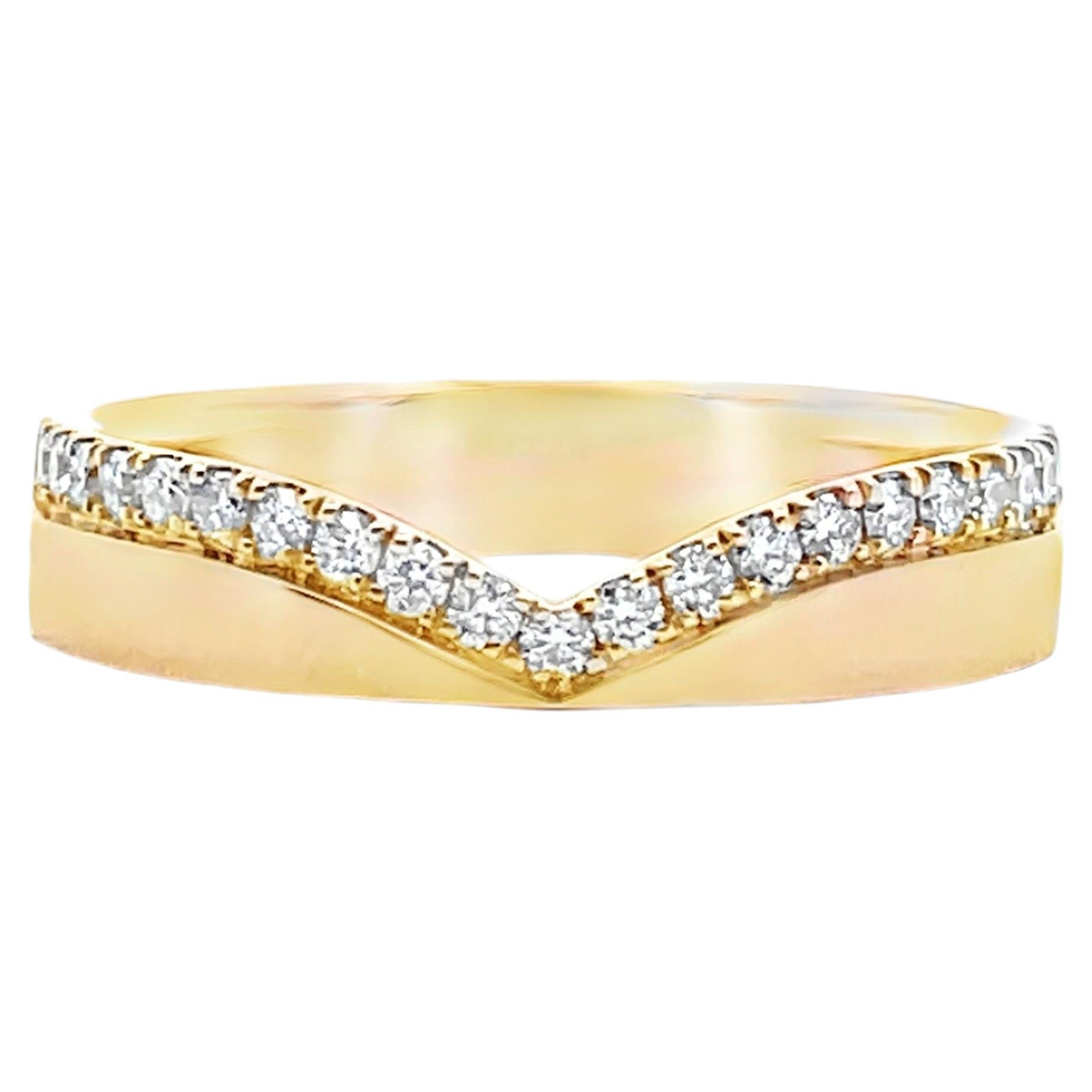 Ring aus 14-karätigem Gelbgold mit einem 0,20-Karat-Diamanten im V-Band-Design