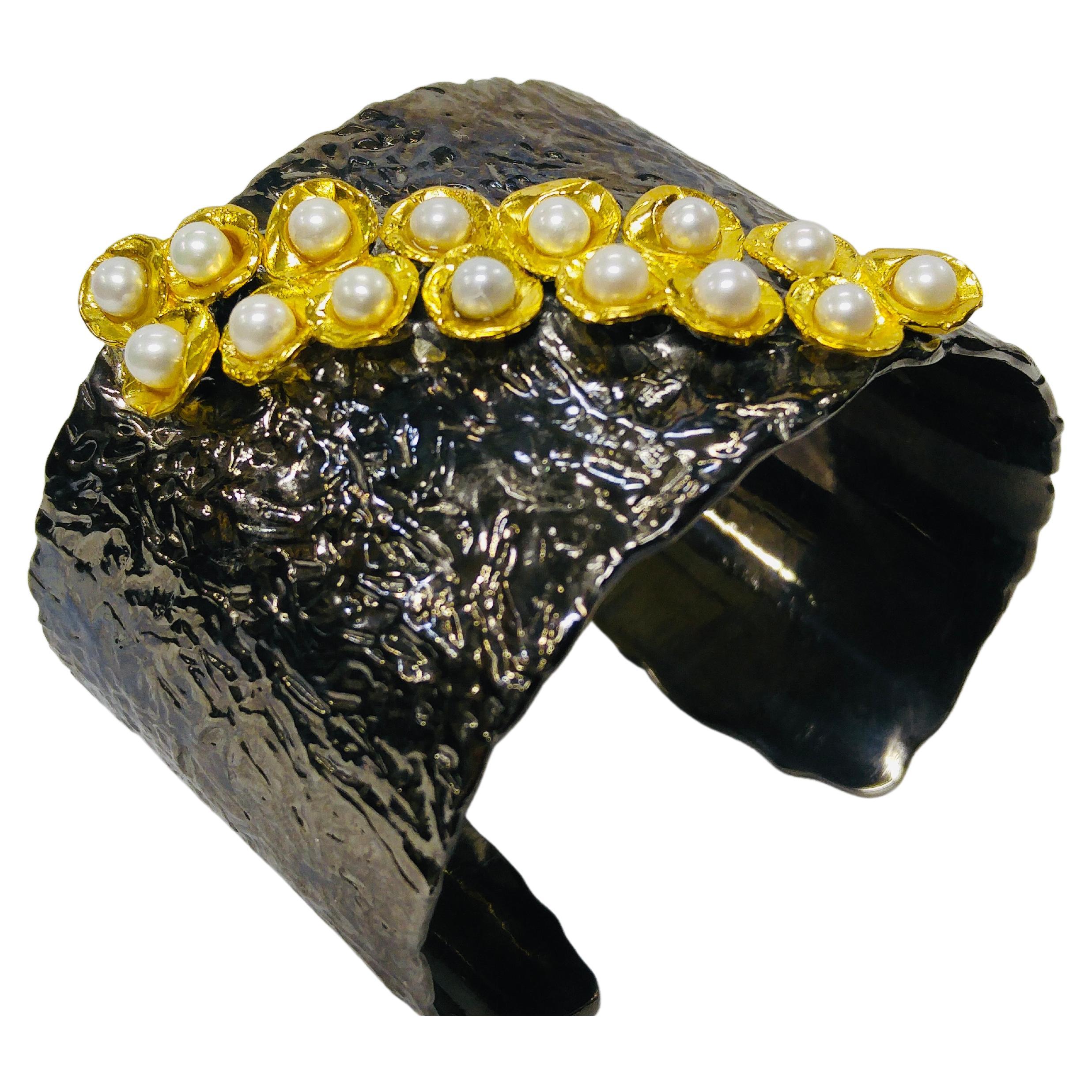 Manchette plaquée rhodium avec or 22 carats et perles en vente
