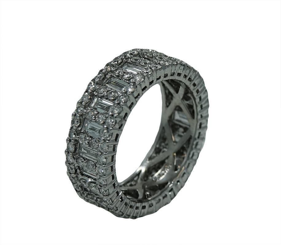 Round Brilliant and Baguette Diamond Eternity Band Ring In Excellent Condition For Sale In Naples, FL