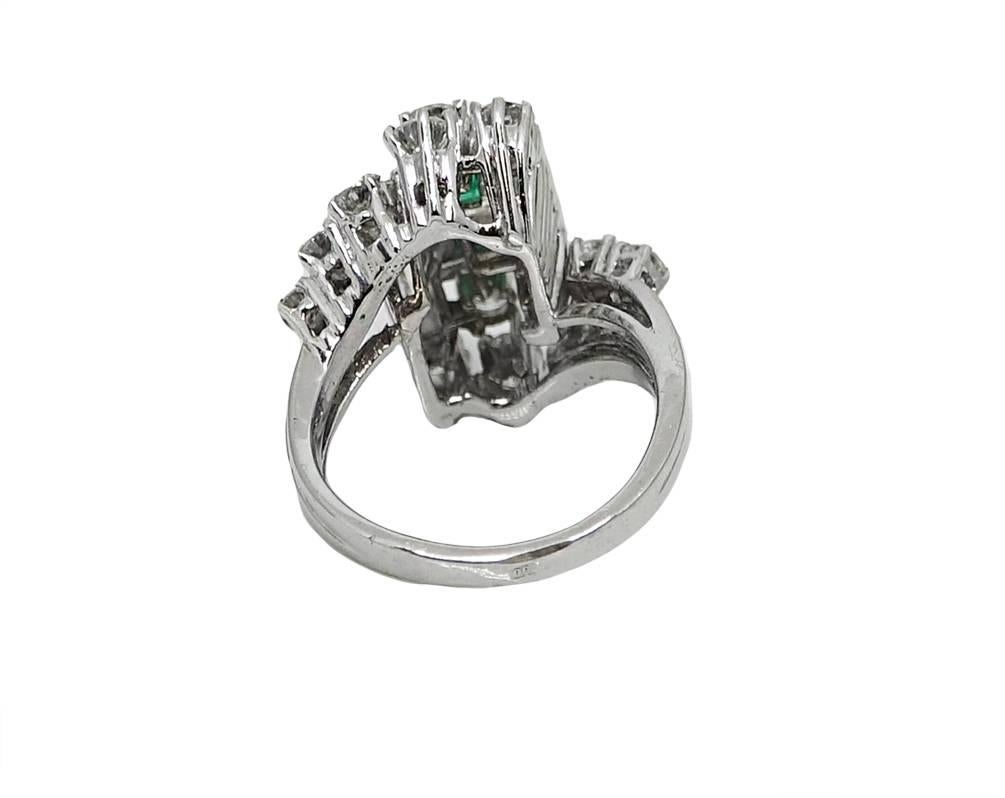 Colombian Emerald and Diamond White Gold Ring In Excellent Condition For Sale In Naples, FL