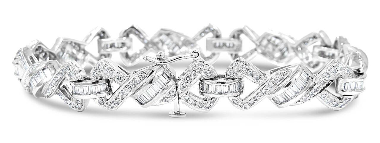 Diamond Platinum Link Tennis Bracelet In Excellent Condition For Sale In Naples, FL