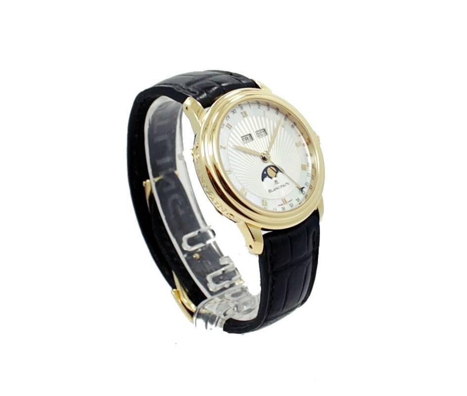 Blancpain  Renaissance mit Perlmutt-Zifferblatt und Automatikwerk mit skelettiertem Rotor. Das gesamte Uhrwerk ist handgraviert. Sie hat ein 38mm, 18K Gelbgold Gehäuse mit 4 Korrektoren auf dem Gehäuse, eine verschraubte Krone, flaches Saphirglas