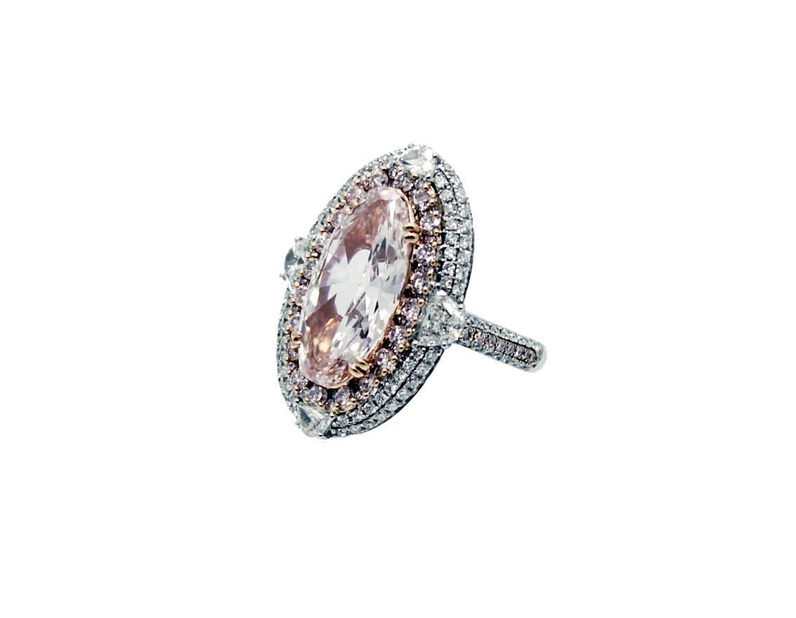 Beautiful Natural Light Pink Ova Diamond 4,22 Karat VVS2 Klarheit. Dieser prächtige rosafarbene Diamant ist in einer Gregg Ruth-Fassung aus 18 Karat Weiß- und Roségold gefasst und hat insgesamt 1,38 Karat.  runde, weiße Brillanten und 0,96 Karat