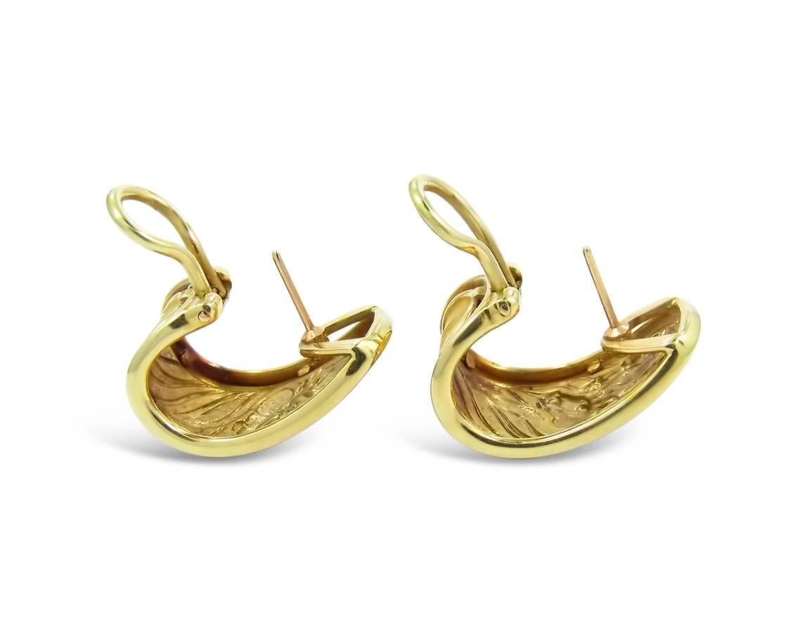 Up for sale is are these beautiful 18k yellow gold Carrera Y Carrera Horses Earrings with omega backs. Earrings have a picture of two horse heads on each. Earrings measure .75 x .50 inches wide and weigh a total of 11.20grams. These are in fantastic