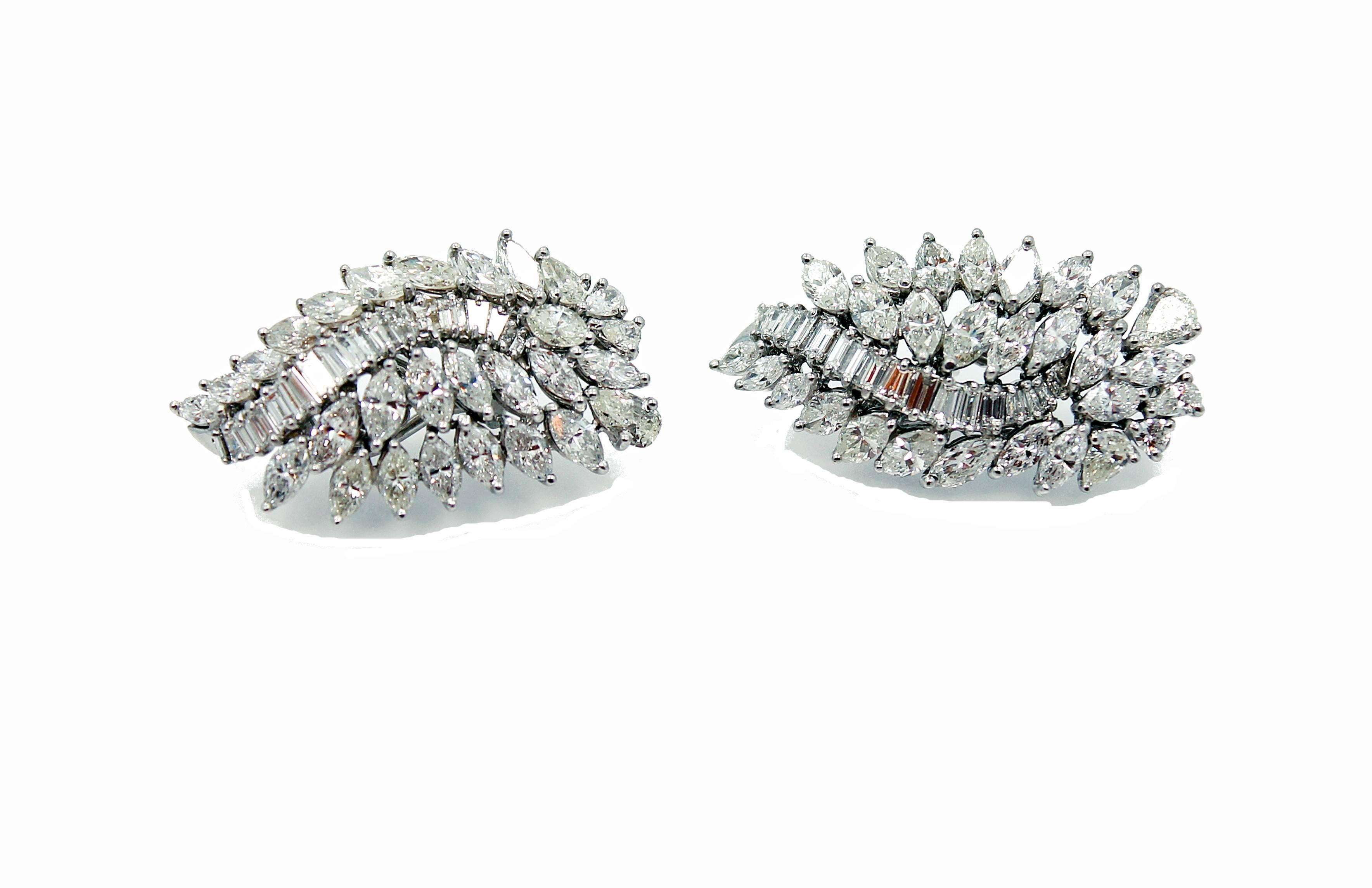 Diamond Platinum Earrings In Excellent Condition For Sale In Naples, FL