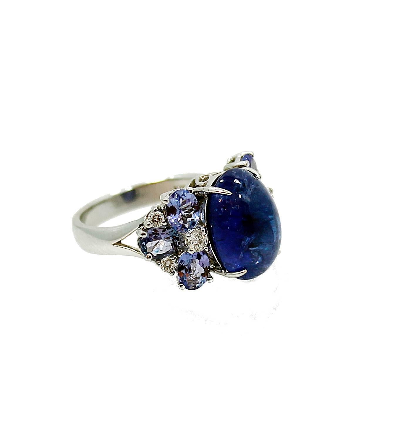 7.66 Carat Cabachon Tanzanite Diamond Gold Ring In Excellent Condition For Sale In Naples, FL