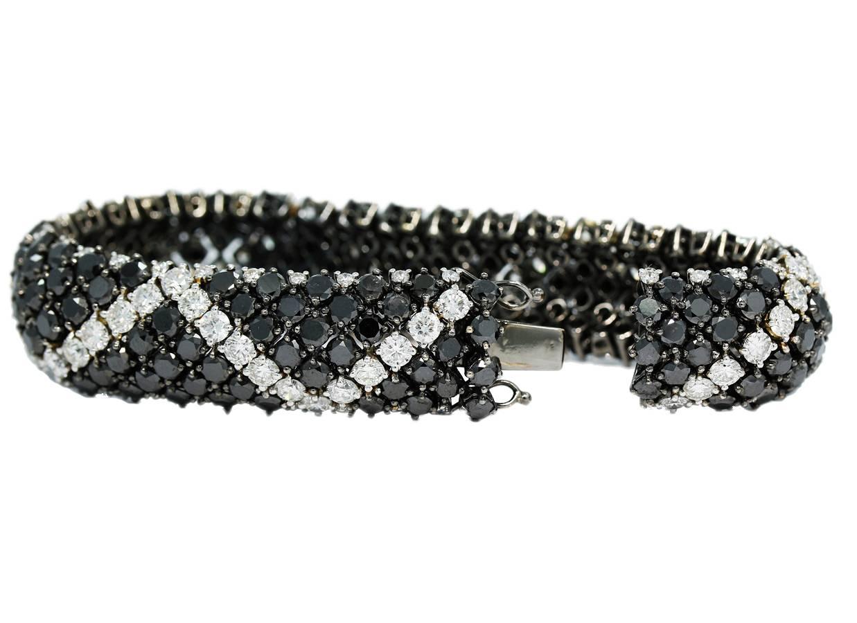 40.73cts Black and White Diamonds Tennis Bracelet 18k White Gold Black Rhodium In New Condition For Sale In Naples, FL