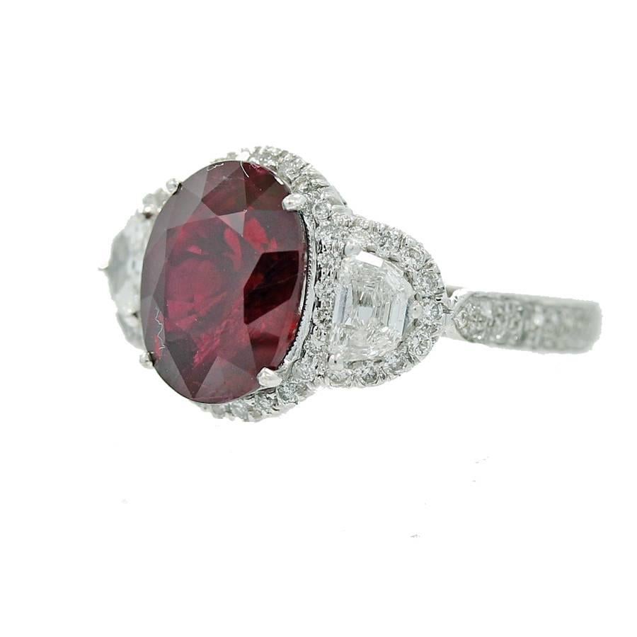 18K White Gold Ring with Oval Heated Burma Ruby and Diamonds In New Condition For Sale In Naples, FL