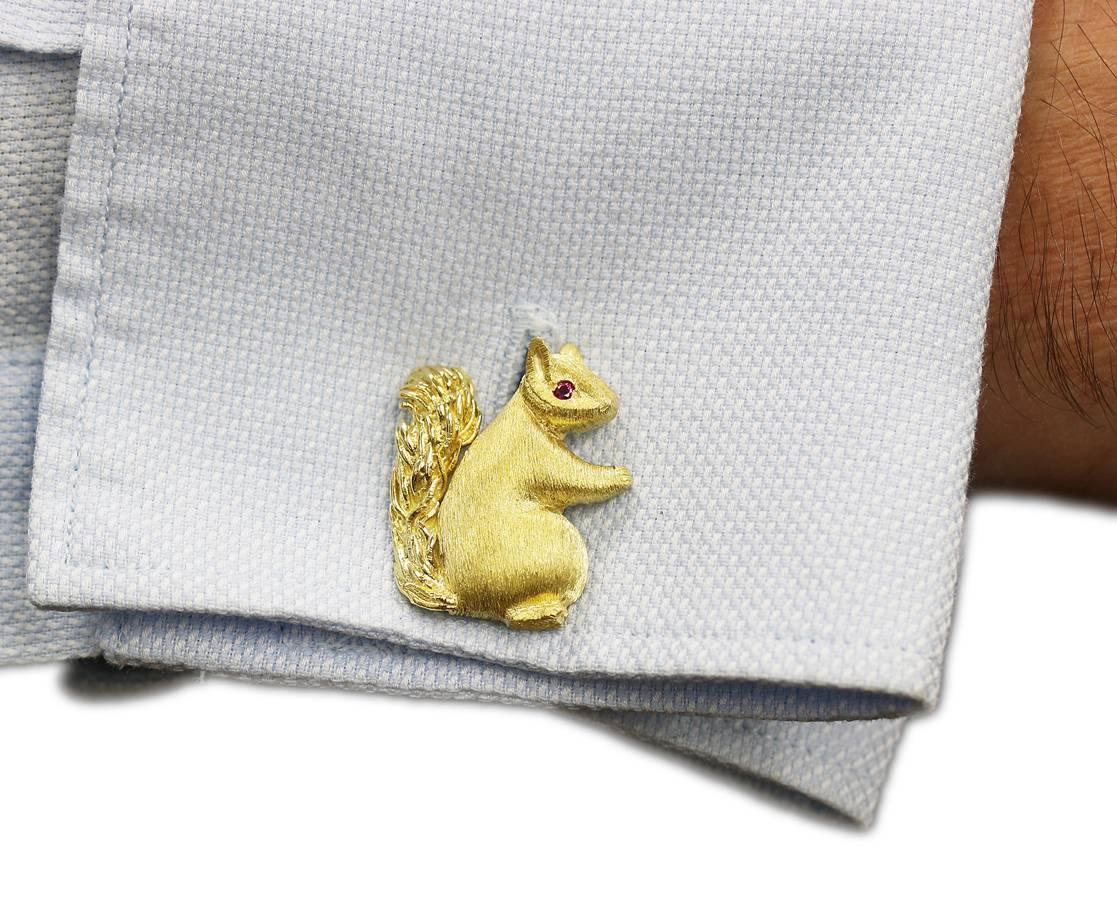 These are really neat cuff links for those that love the outdoors. Created in 18k yellow gold these squirrel cuff links measure just shy of 1