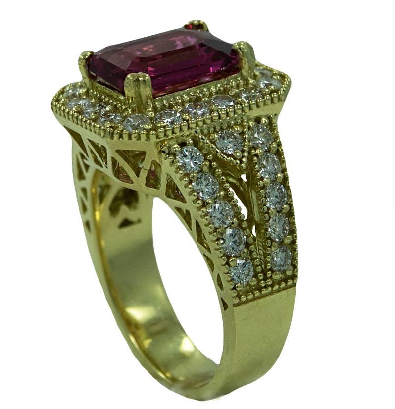 3.05 Carat Natural Emerald Cut Spinel Diamond Yellow Gold Ring In Excellent Condition For Sale In Naples, FL