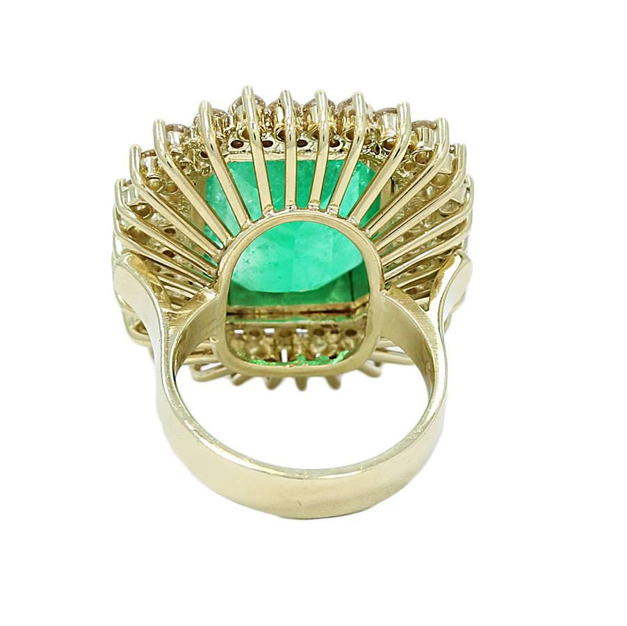 Emerald and Diamond Yellow Gold Ring In Excellent Condition For Sale In Naples, FL