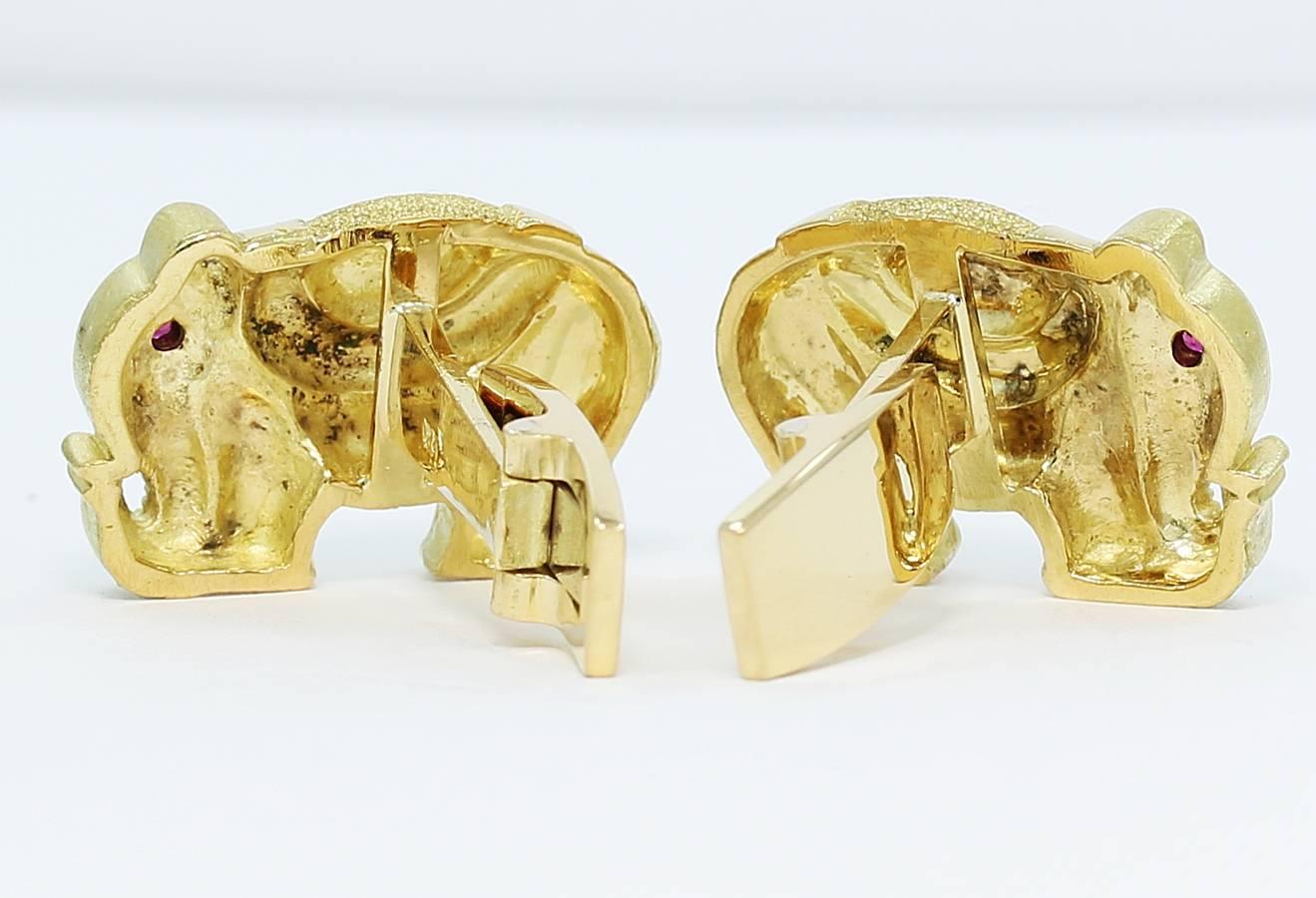 Elephant with Ruby Eyes Yellow Gold Cufflinks In Excellent Condition For Sale In Naples, FL