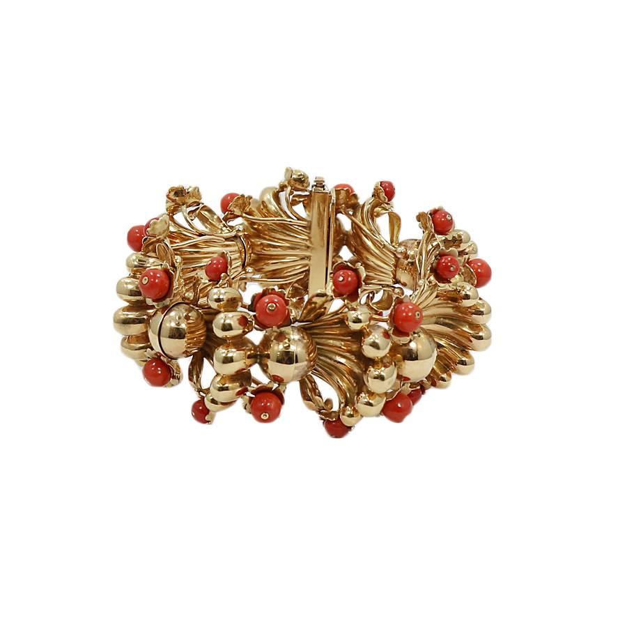 18k yellow gold and coral vintage freeform fashion bracelet. It measures 8 inches in length and weighs a total of 164.5 grams. The bracelet is in excellent condition.  