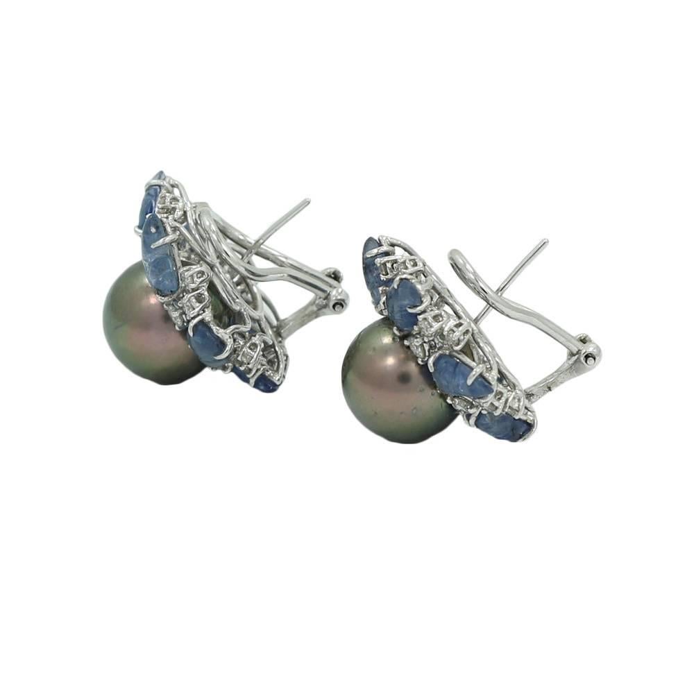 20.00 Carat Carved Sapphires, Diamond and Black Pearl White Gold Earrings In Excellent Condition For Sale In Naples, FL