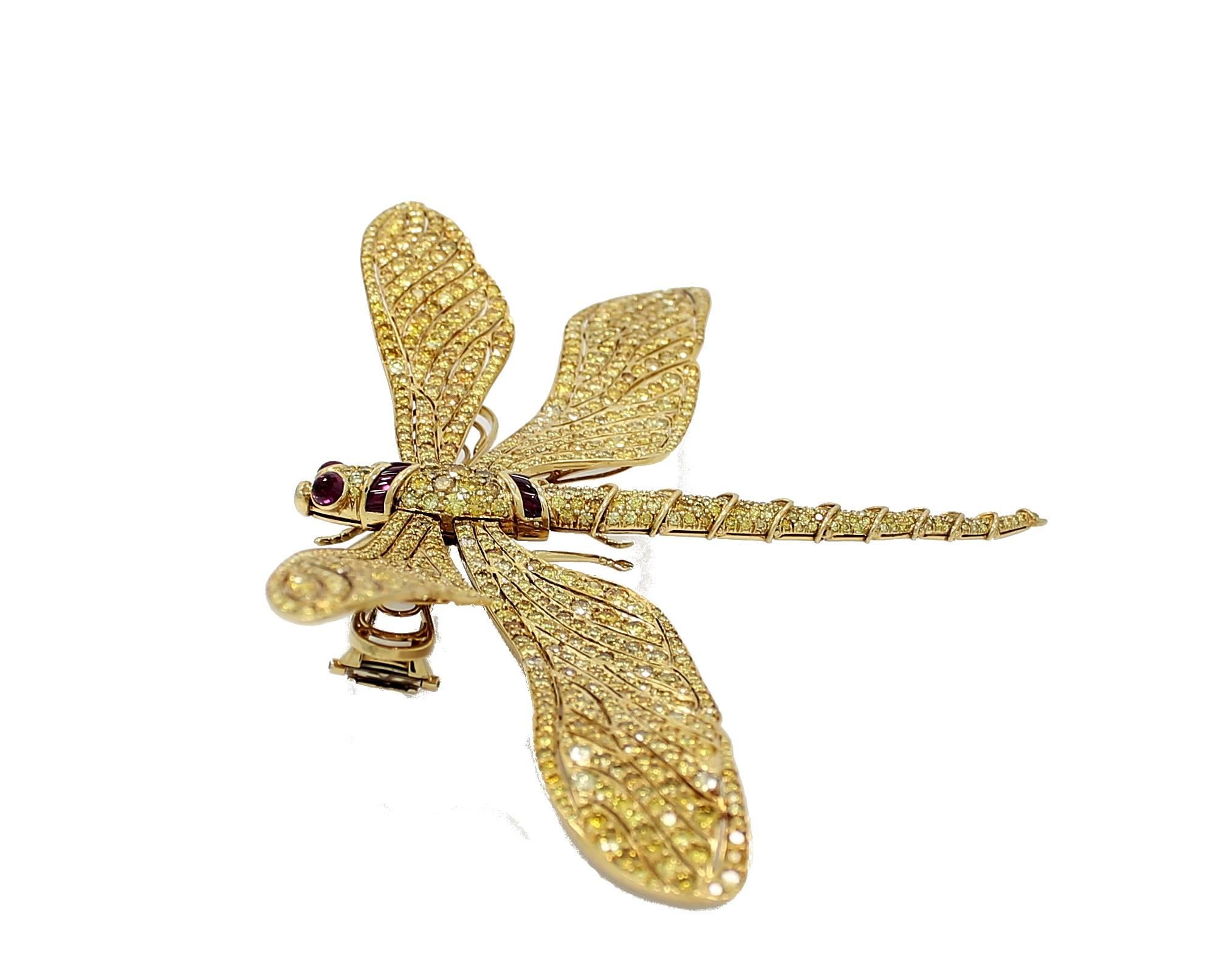 Fred Leighton 1980s Yellow Diamond Gold Tremblant Dragonfly Pin In Excellent Condition For Sale In Naples, FL