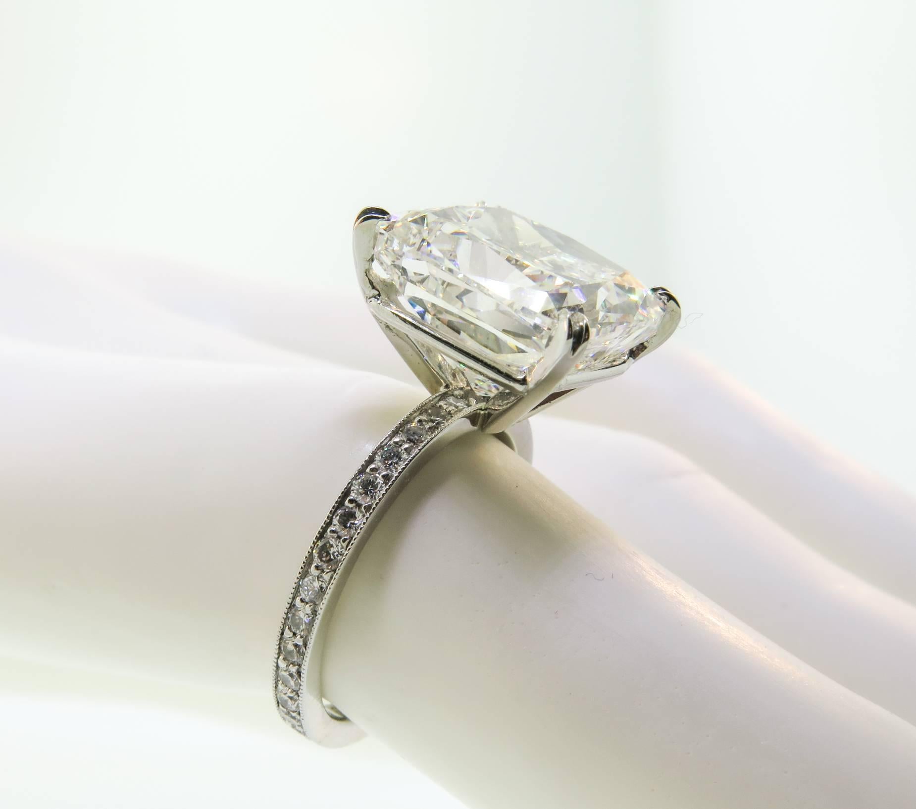 Graff 9.34 Carat Cushion-Cut Diamond Platinum Engagement Ring In Excellent Condition In Greenwich, CT
