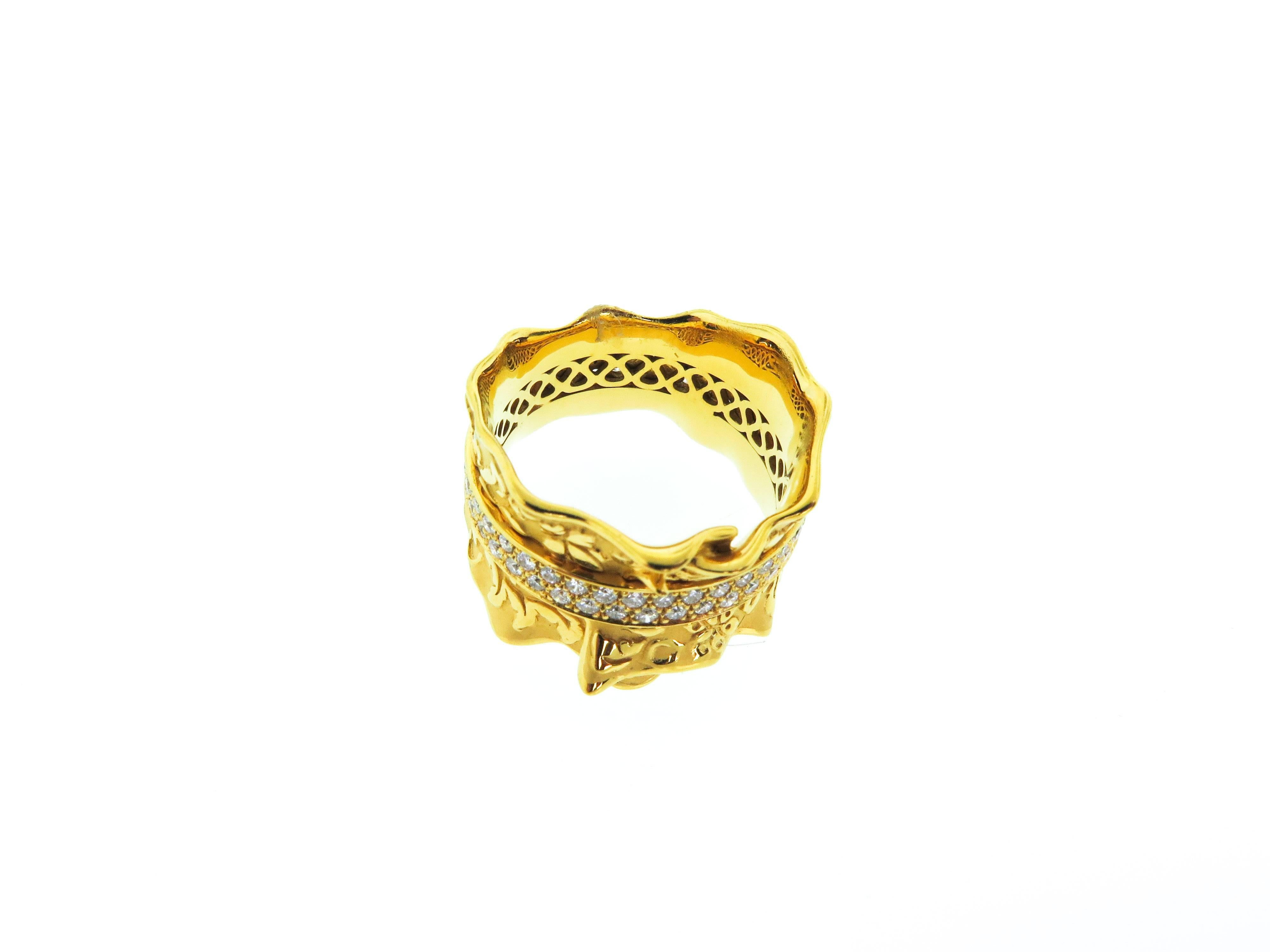 This gorgeous ring is designed by Carrera & Carrera with great originality, the voluminous and serpentine shapes that represent one of the most identifiable symbols of the Spanish Empire: dandy ruffs and lace cuffs. 
Is handcrafted in 18K yellow