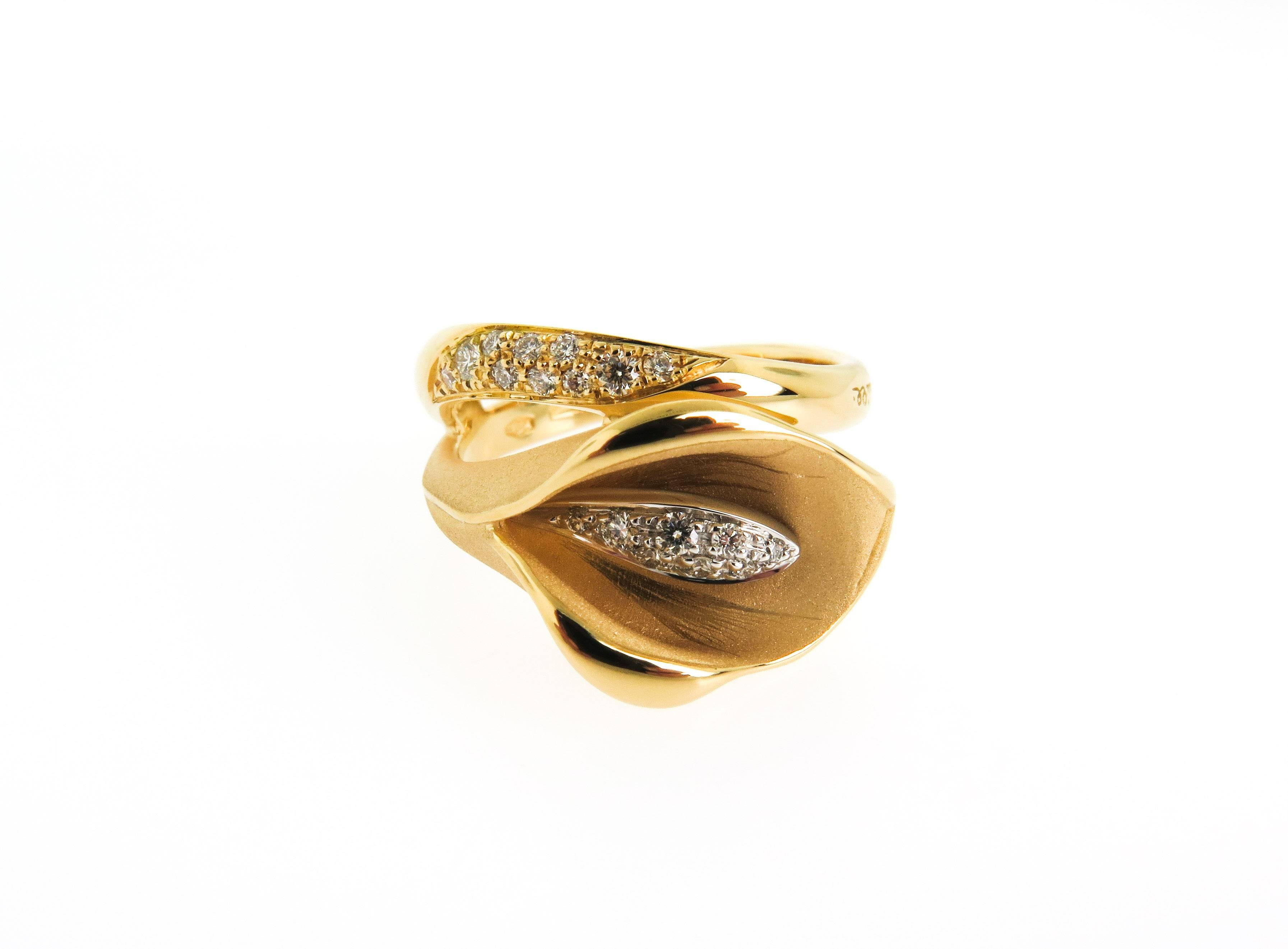 A unique and exclusive design that comes from Florence, Italy. A creation inspired by nature with a particular combination of shiny and matte gold finishes, distinguishing the features that makes this Cala ring recognizable among all the others.