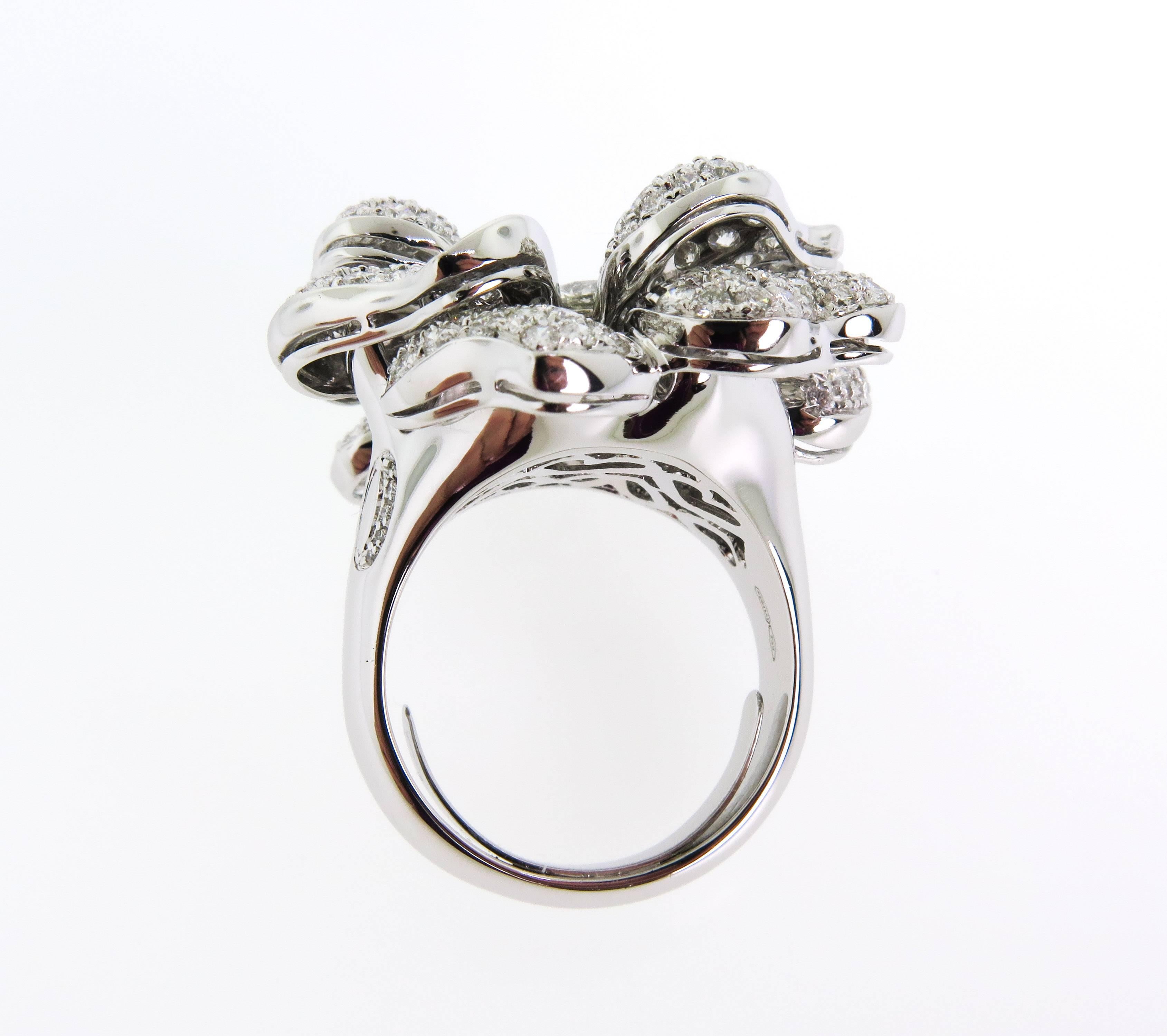Diamant Pave Gold Floral Ring im Zustand „Neu“ in Greenwich, CT