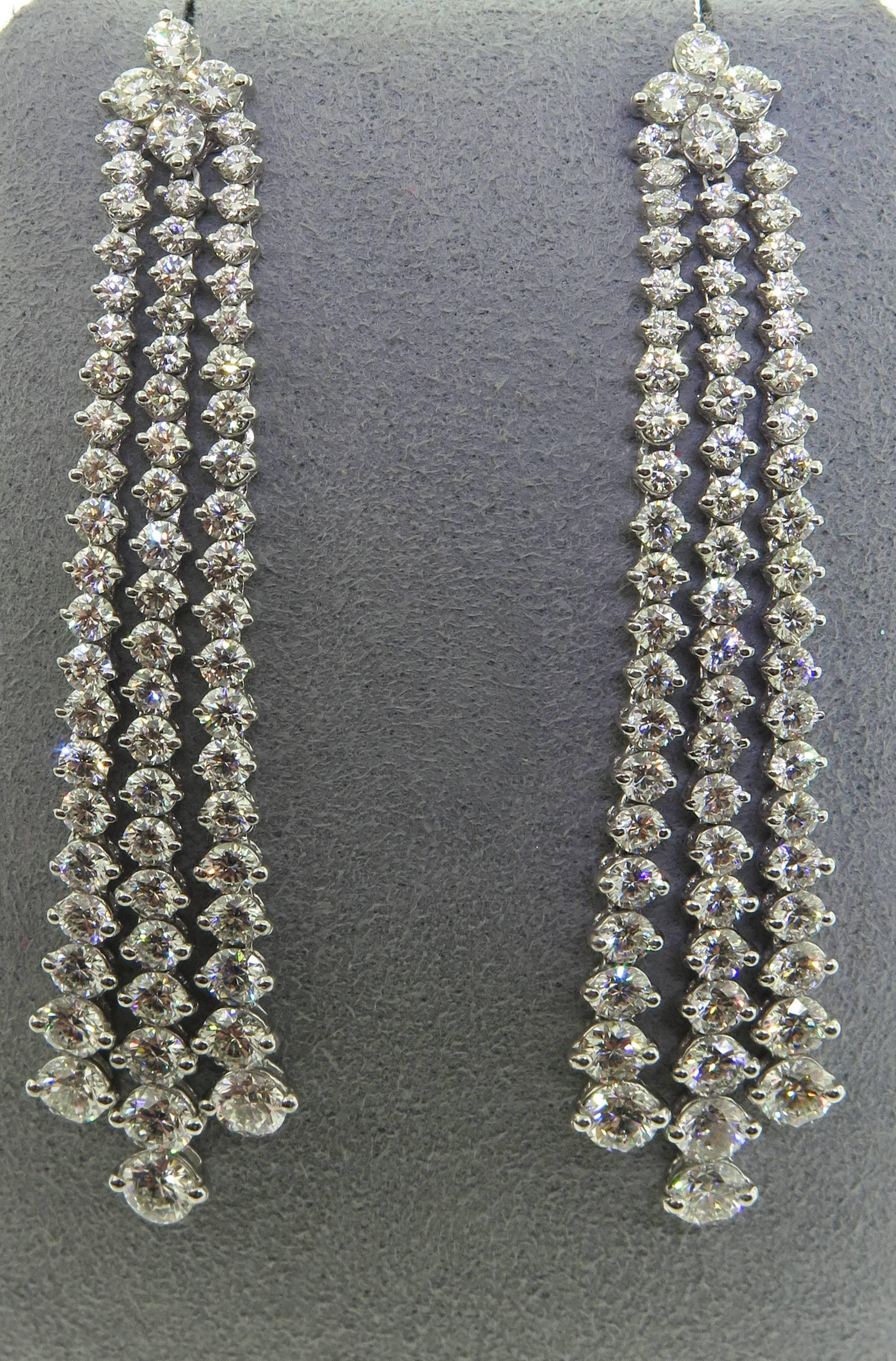 Graduated Diamond Gold Drop Chandelier Earrings In New Condition In Greenwich, CT