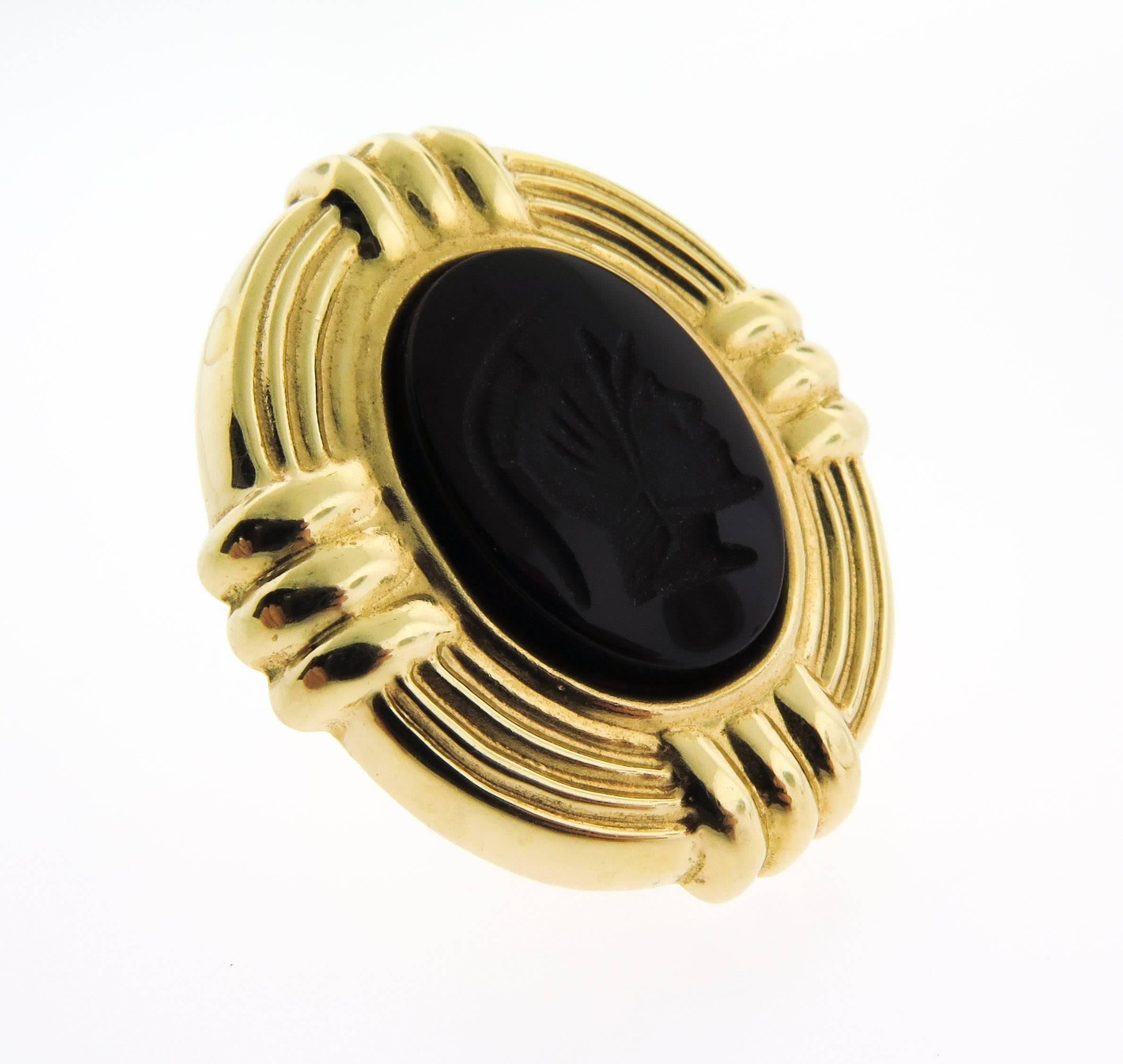 14Karat Yellow Gold Carved Oval Onyx Earrings In Excellent Condition In Greenwich, CT