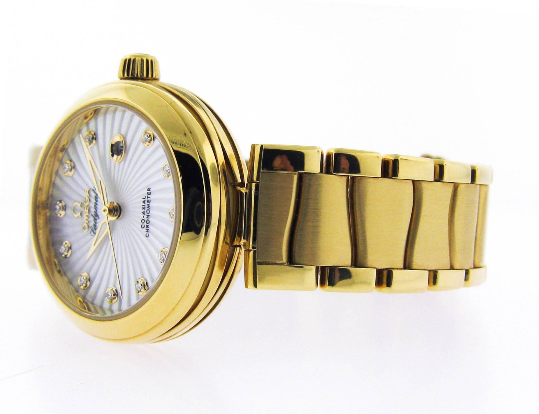 Omega Ladymatic wristwatch defined feminine grace and elegance.
The 34 mm case and bracelet in 18K yellow gold. Complementing the timeless case, is a captivating dial. The face of this timepiece features the Supernova pattern in white