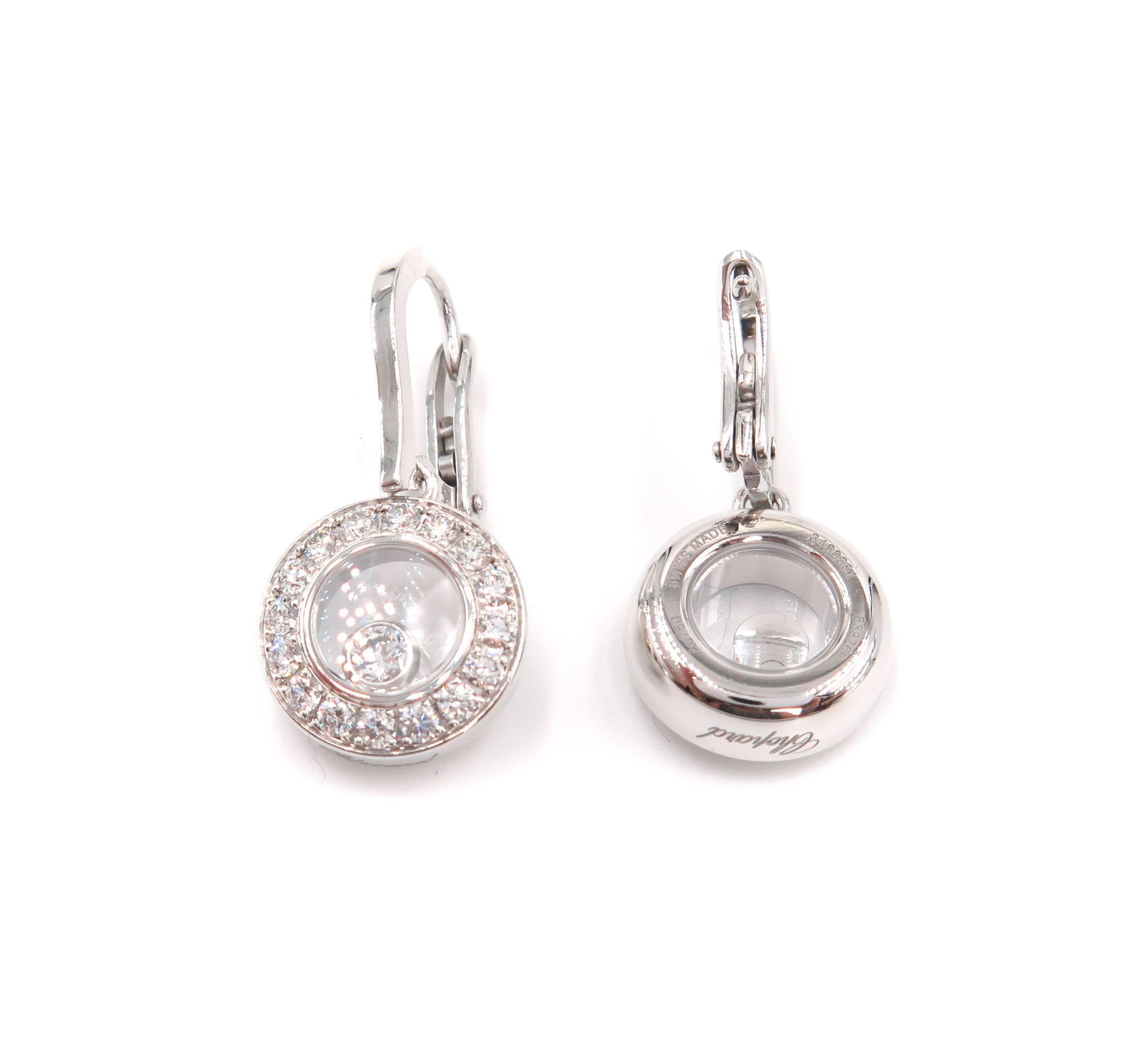 Moderno Orecchini pendenti Happy Diamonds in oro bianco di Chopard in vendita