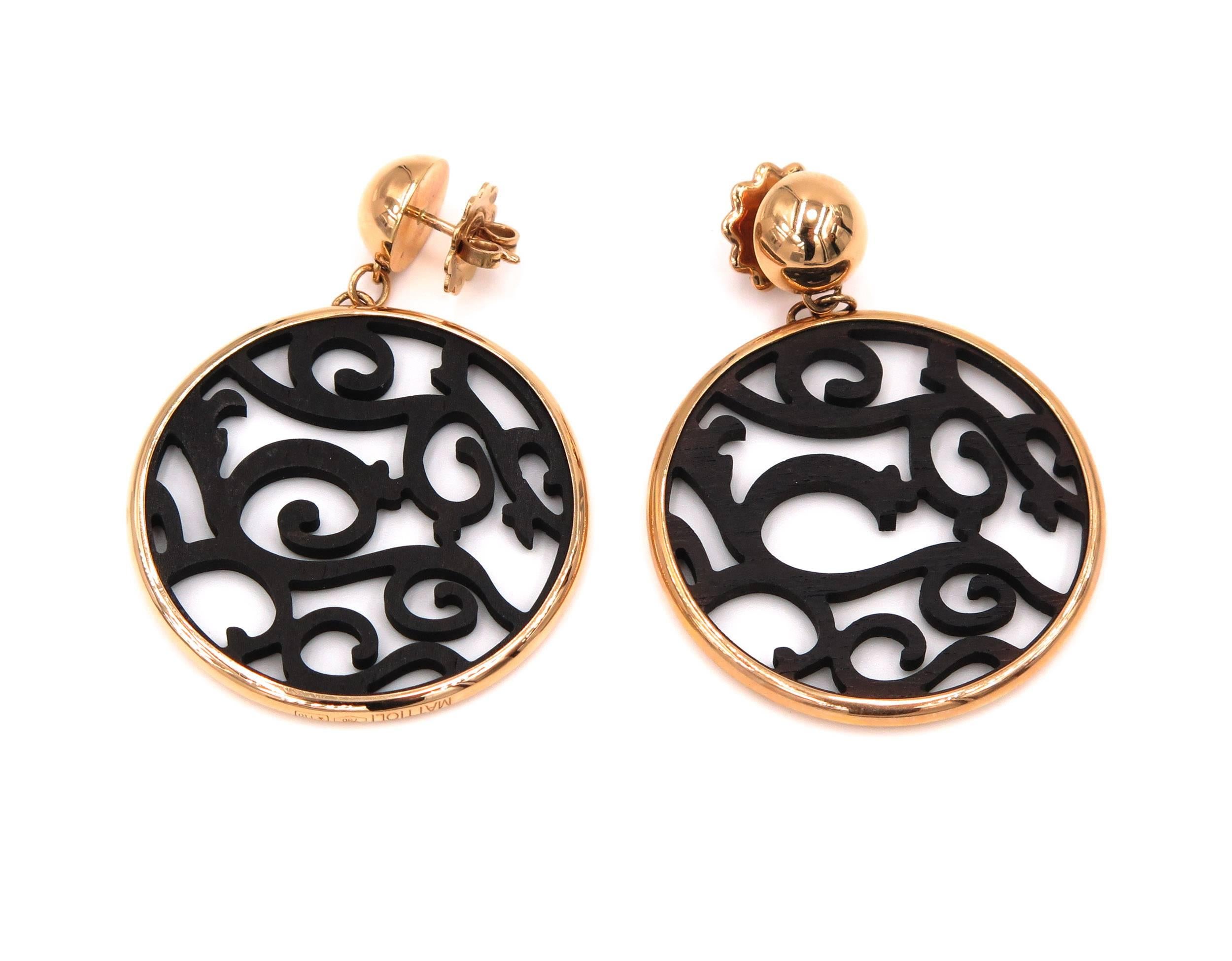 Another Italian interpretation of beauty, simplicity and elegance by Mattioli. The Siriana Earrings echoes the vision of the East with styled floral design inspiration. Hand-carved ebony framed by a soft 18 karat rose gold. Bold and Stunning!

