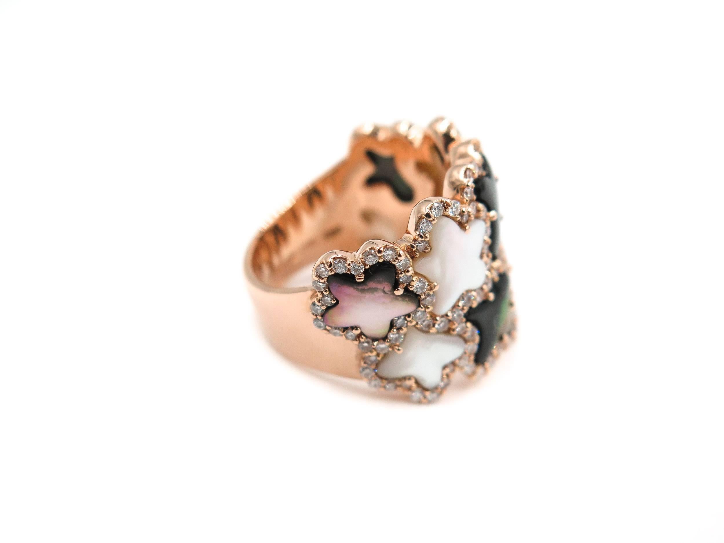 Exquisite workmanship on this tapestry of Black and White Mother-of-Pearl accentuated by diamonds creating a contrast that will definitely make you the star of a conversation.
Wide band wrapped in the lightness of a rose gold handcrafted and