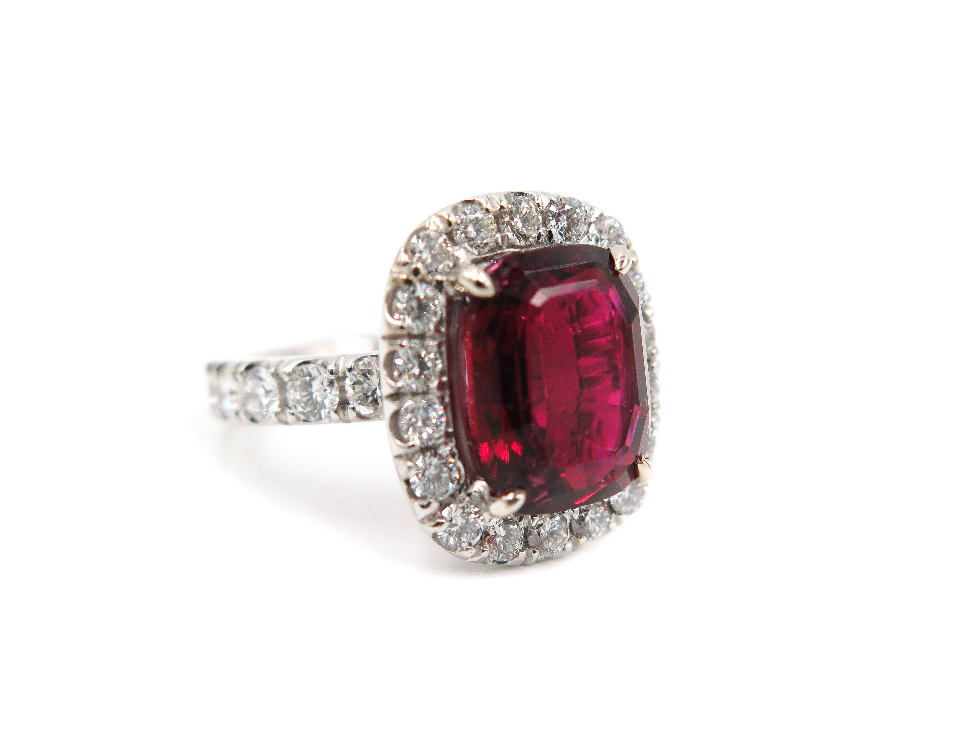 Excitement, amazement and surprise are just a few of the emotions evoked by a jewel of such distinction and versatility as is the case with this Rubellite and Diamond Ring.
A creation uniting the nobility of the platinum with the precious brilliance