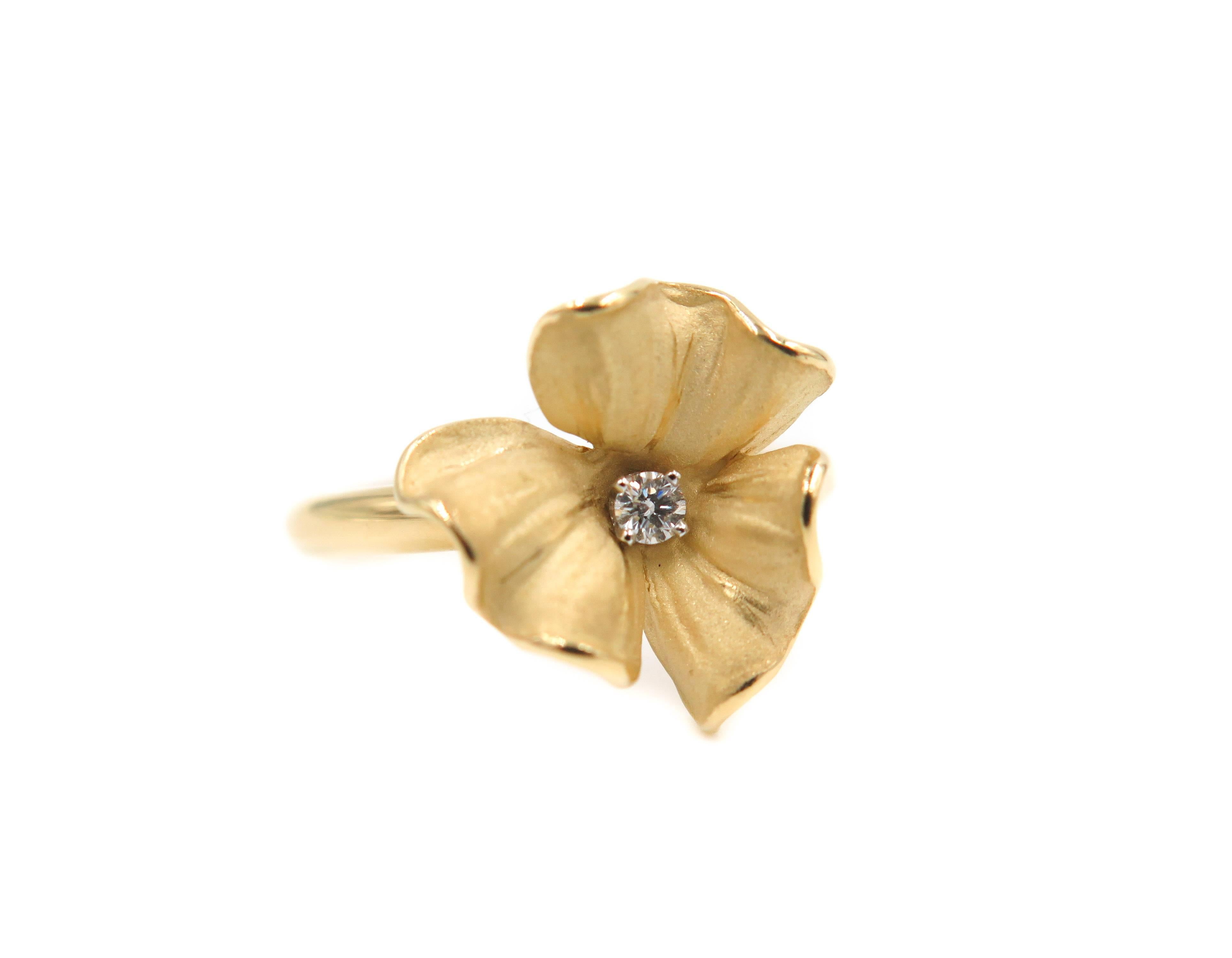 Flowers are known for its grace and delicacy. 
Grace is the name given to this ring by Annamaria Cammilli inspired by the gift of nature.
Handcrafted by master jewelers in Italy using 18 karat yellow gold with unique finishes on each petal and