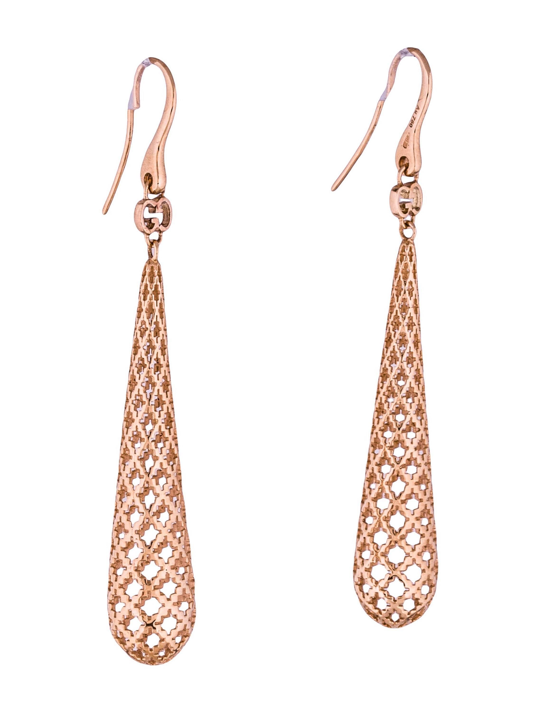 The Diamantissima Drop Earrings, inspired by a design from the '70s-a hallmark era of the House-is elevated in 18k rose gold. 
This jewel wants to call its own tradition and passion typical of any handmade work, combining it to a light simple shape.