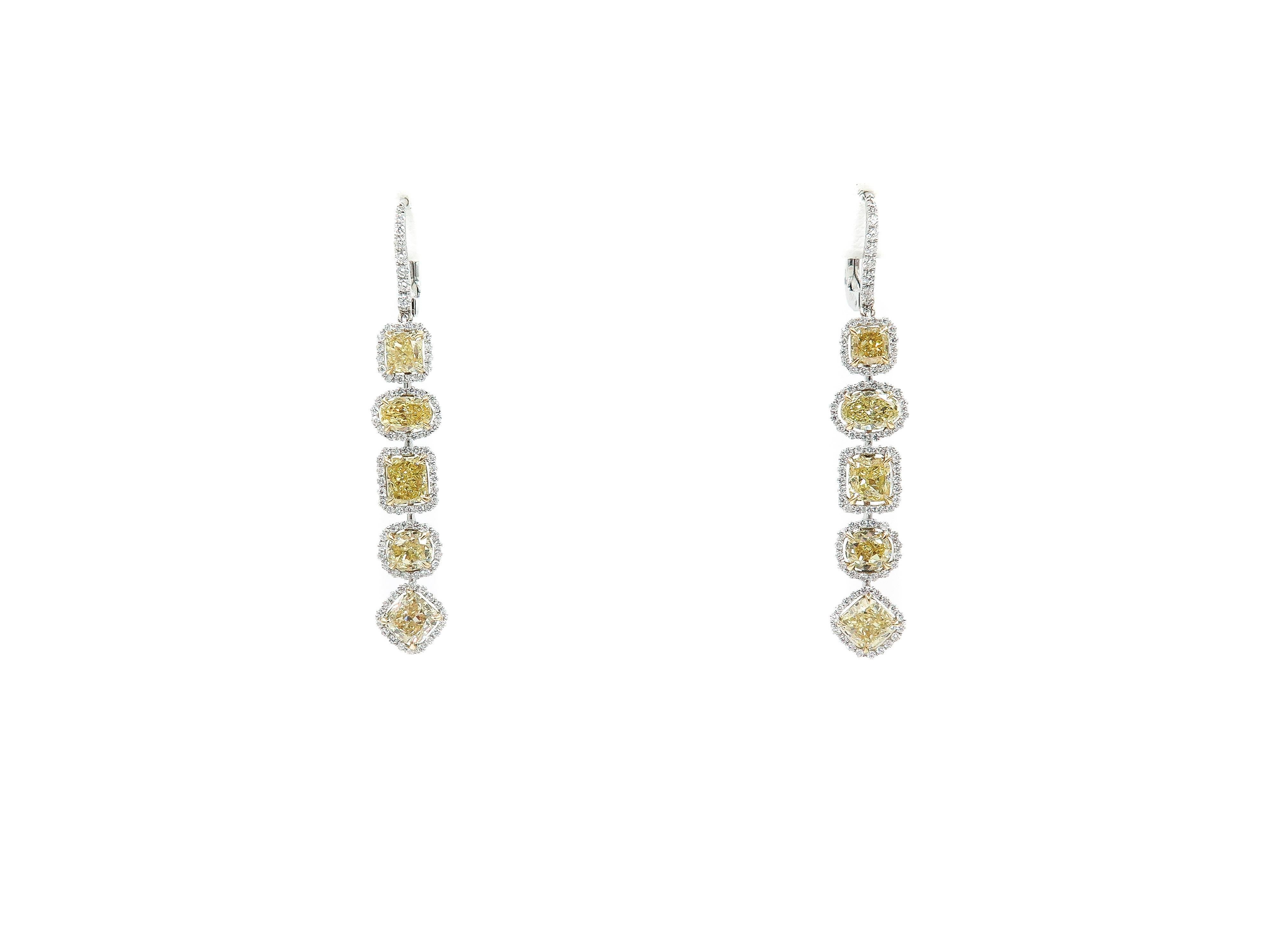 Elegant and graceful, are the perfect adjectives for this extraordinary pair of earrings that will transform any outfit into a glamorous look.
The drop movement is the result of  expert craftsmanship obtained by harmoniously measuring every diamond