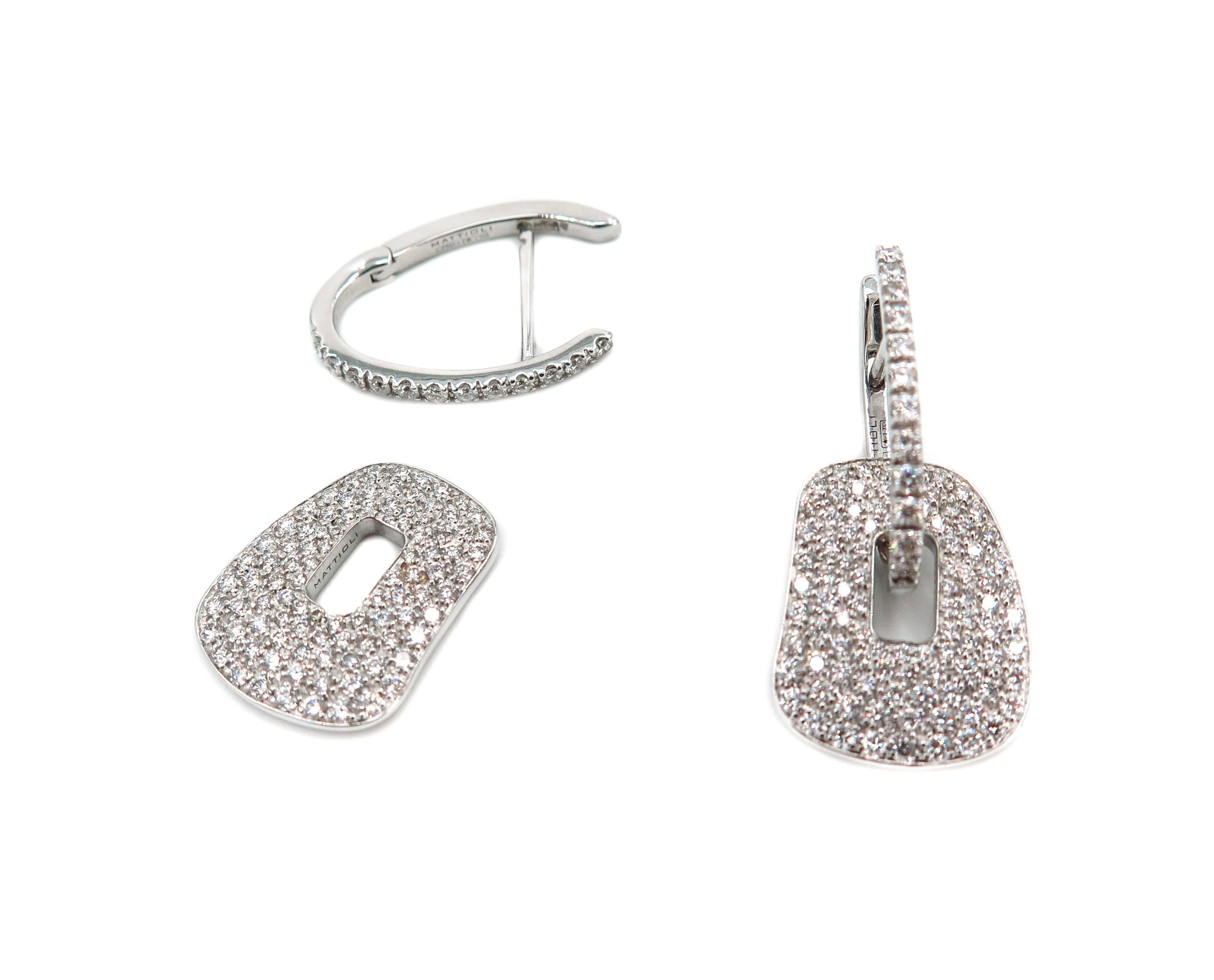 This diamond pave puzzle earrings, make up a little precious game, an extravagant caprice, that allows you to change the trapezoid based on the look and mood of the wearer.
Encrusted with 1.77 carats of round white diamonds pave set on the removable