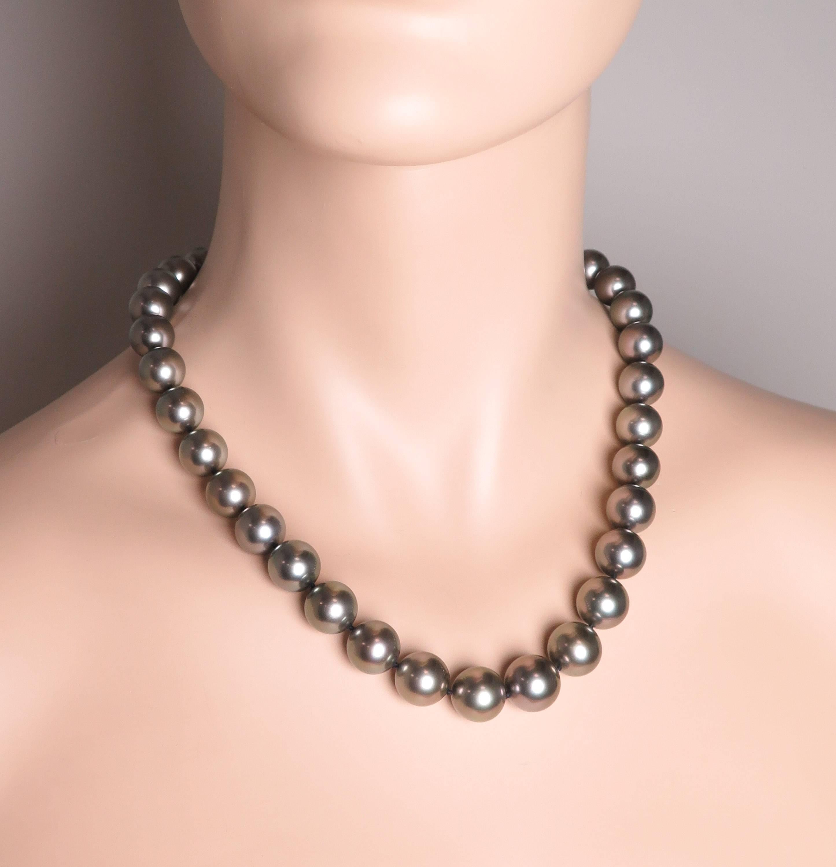 Graduated Black South Sea Pearl Necklace For Sale 2