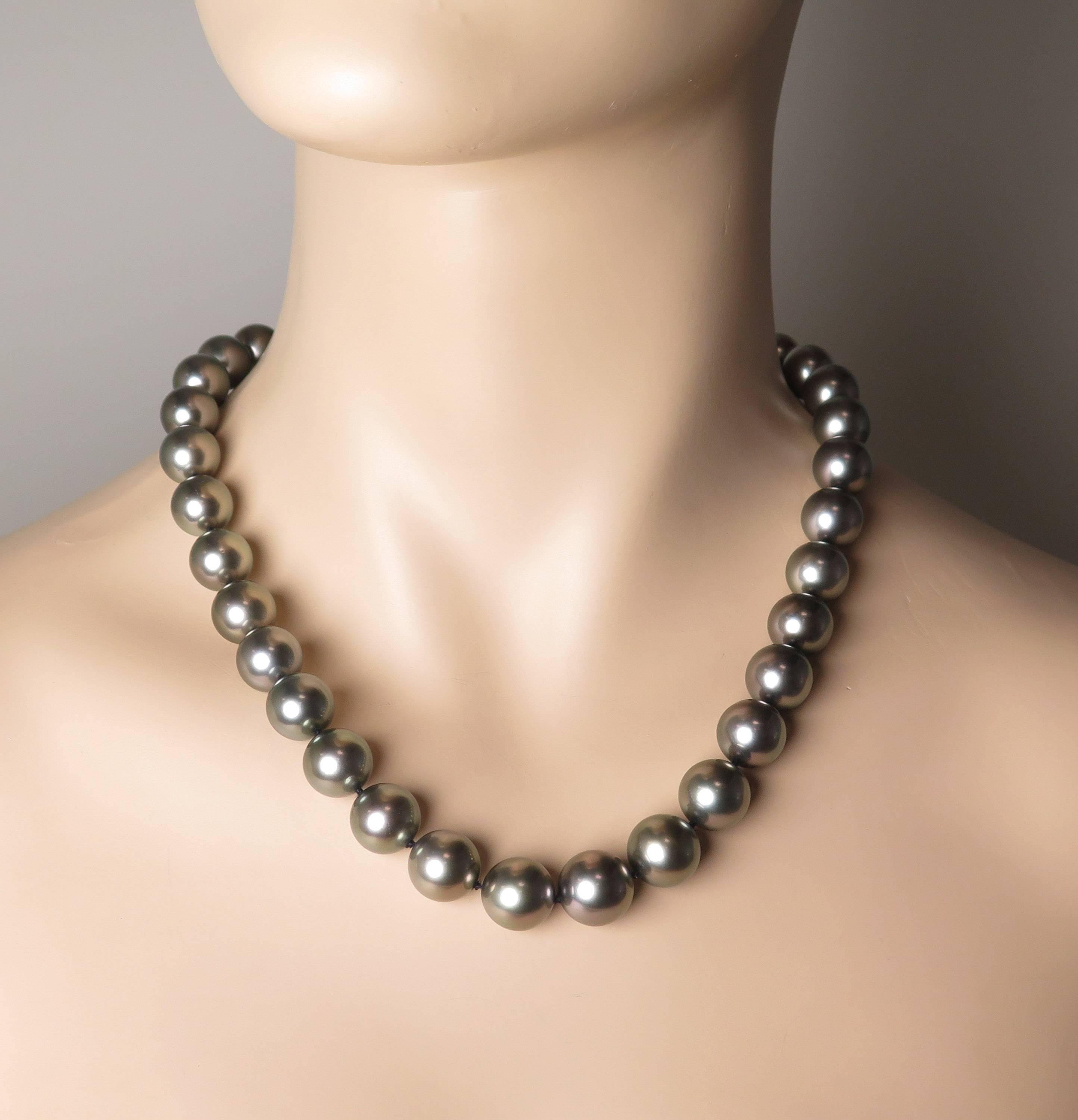 Graduated Black South Sea Pearl Necklace For Sale 4