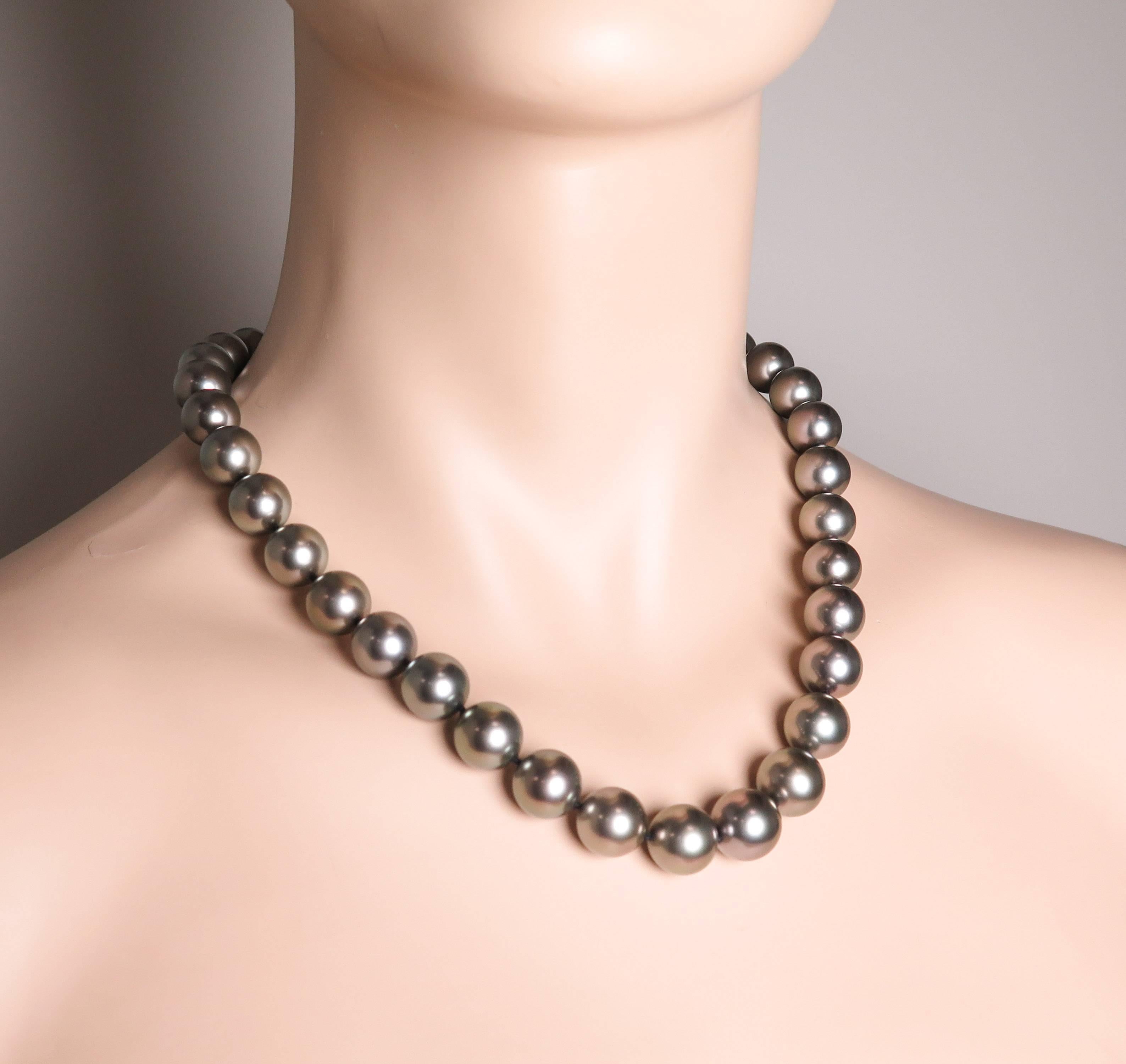 Graduated Black South Sea Pearl Necklace For Sale 3