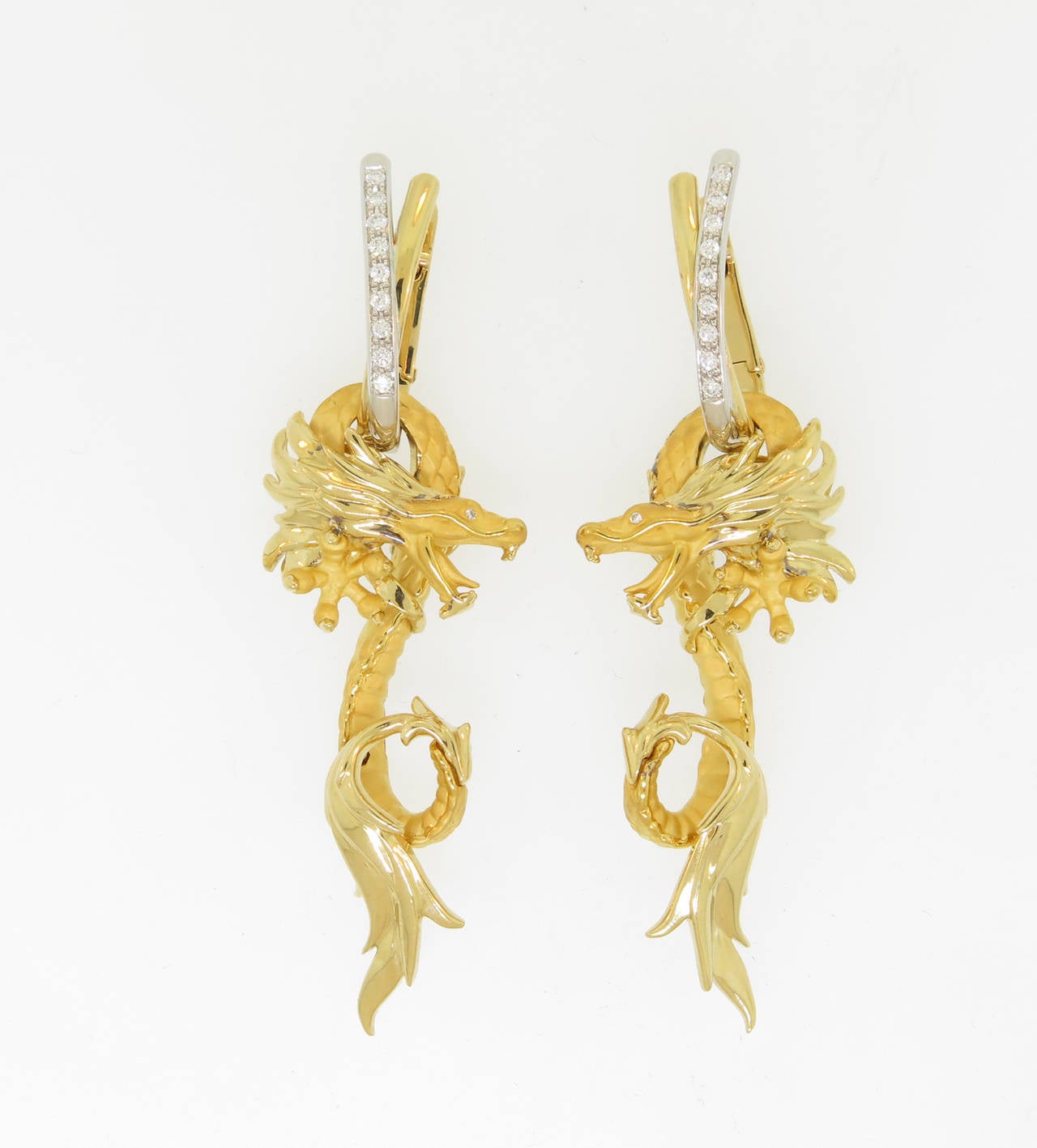 Dragons, universal symbols of strength and power. Carrera y Carrera craftsmen bring the smallest details of this mythological animal to life in precious metals, just like dragons born from earth and fire. 18k yellow and white gold with diamond