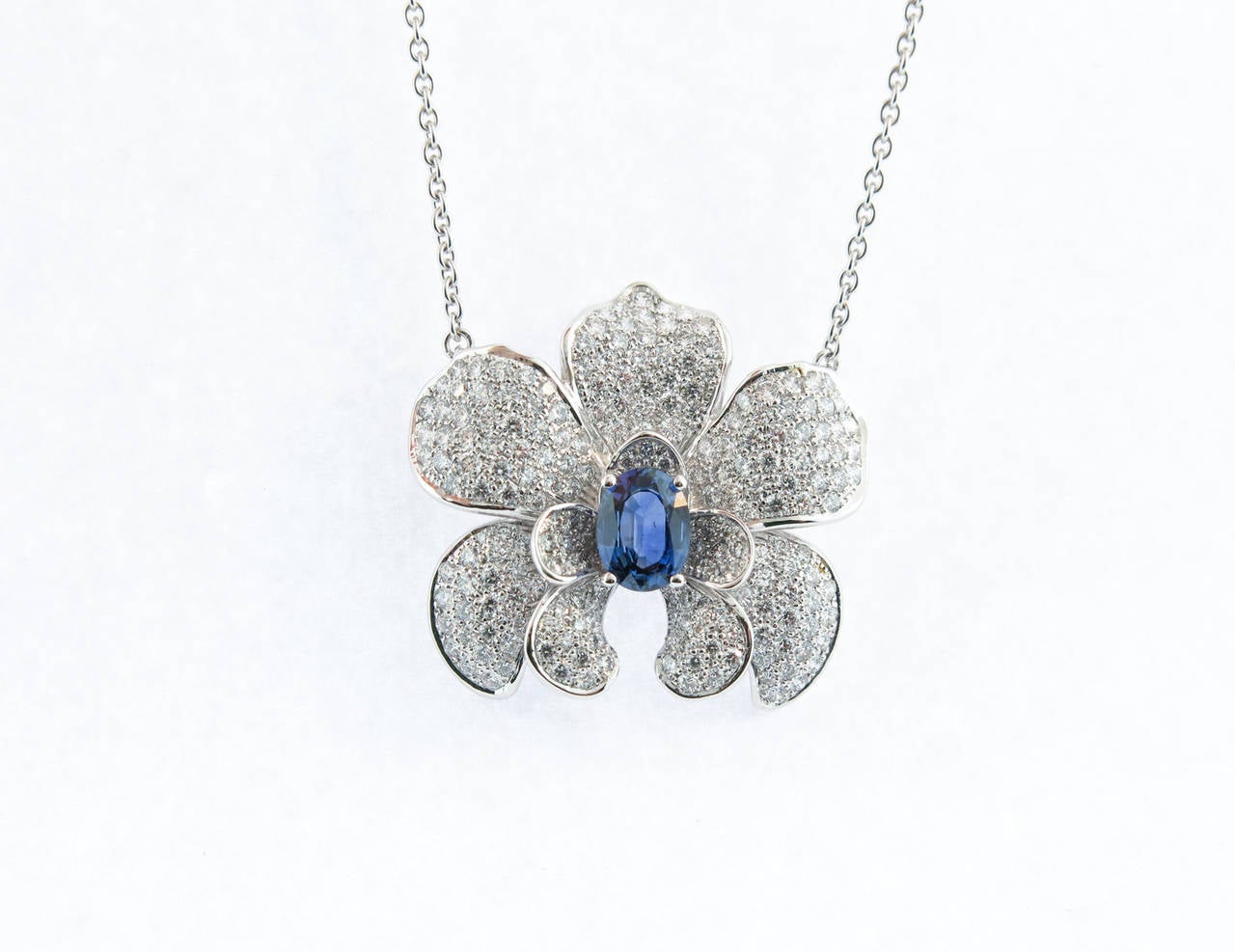 A world where creativity, inspiration, and innovation join luxury and elegance. This impressive Orchid pendant represents the extraordinary beauty of the Fine Jewelry by Carrera y Carrera. Handcrafted in 18k white gold, fine diamonds and sapphire.