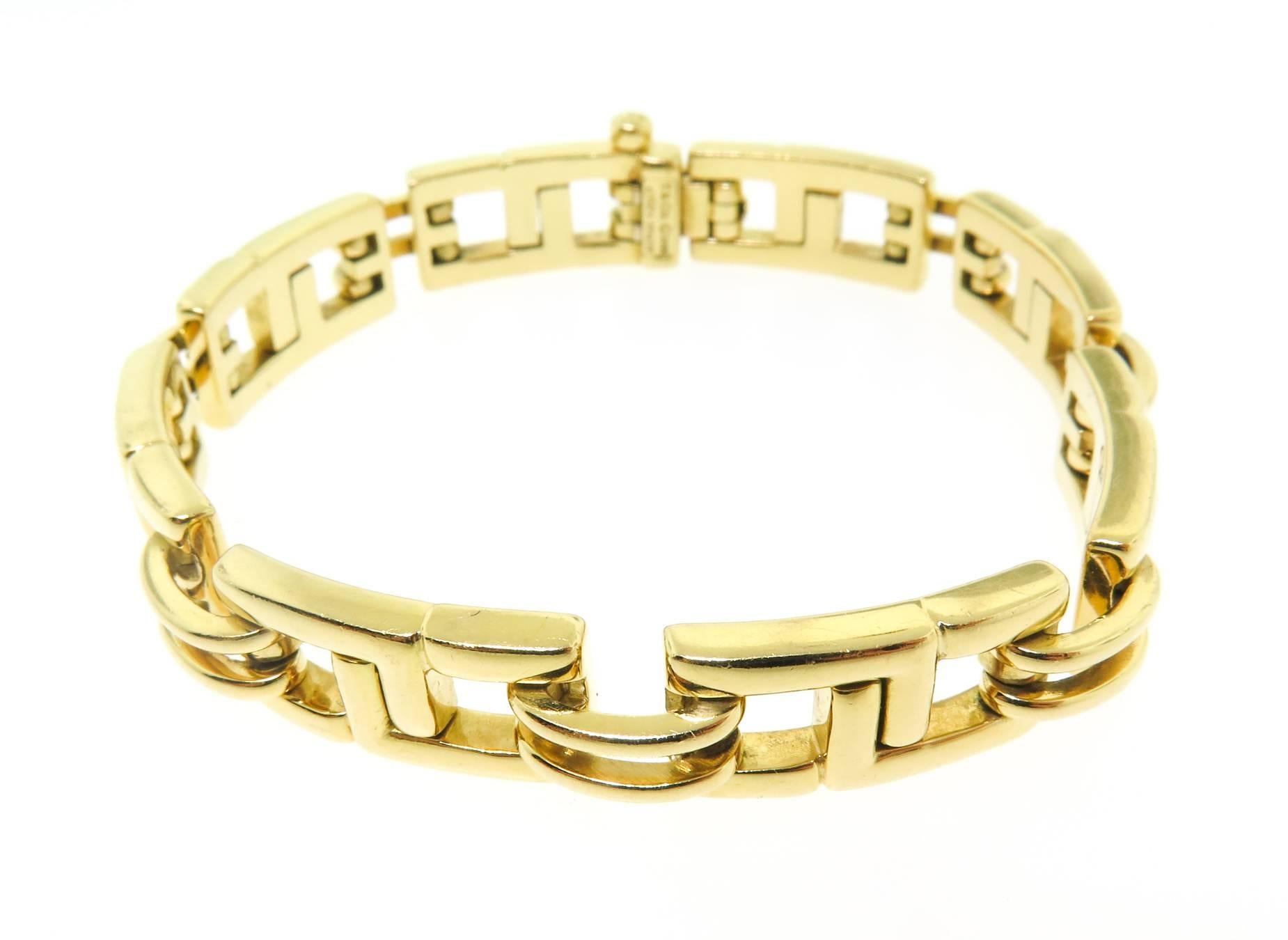 This stylish bracelet is made of 18kt yellow gold links and has a very substantial look and feel. Each open link has a smooth surface design. Chunky bar hinges connect each link together, making the bracelet flexible and comfortable to wear. The