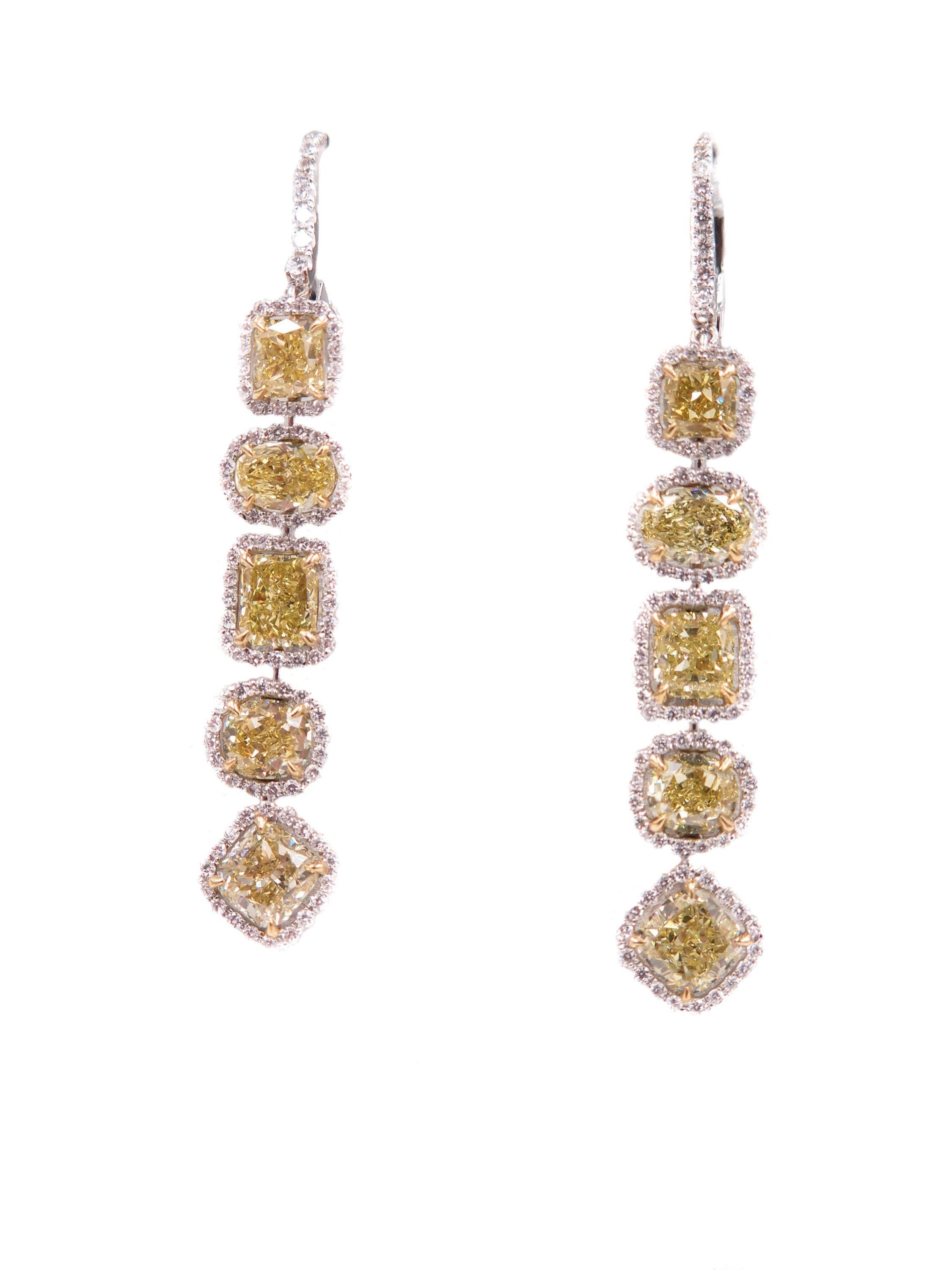 White and Yellow Diamond Drop Earrings in White Gold In New Condition In Greenwich, CT